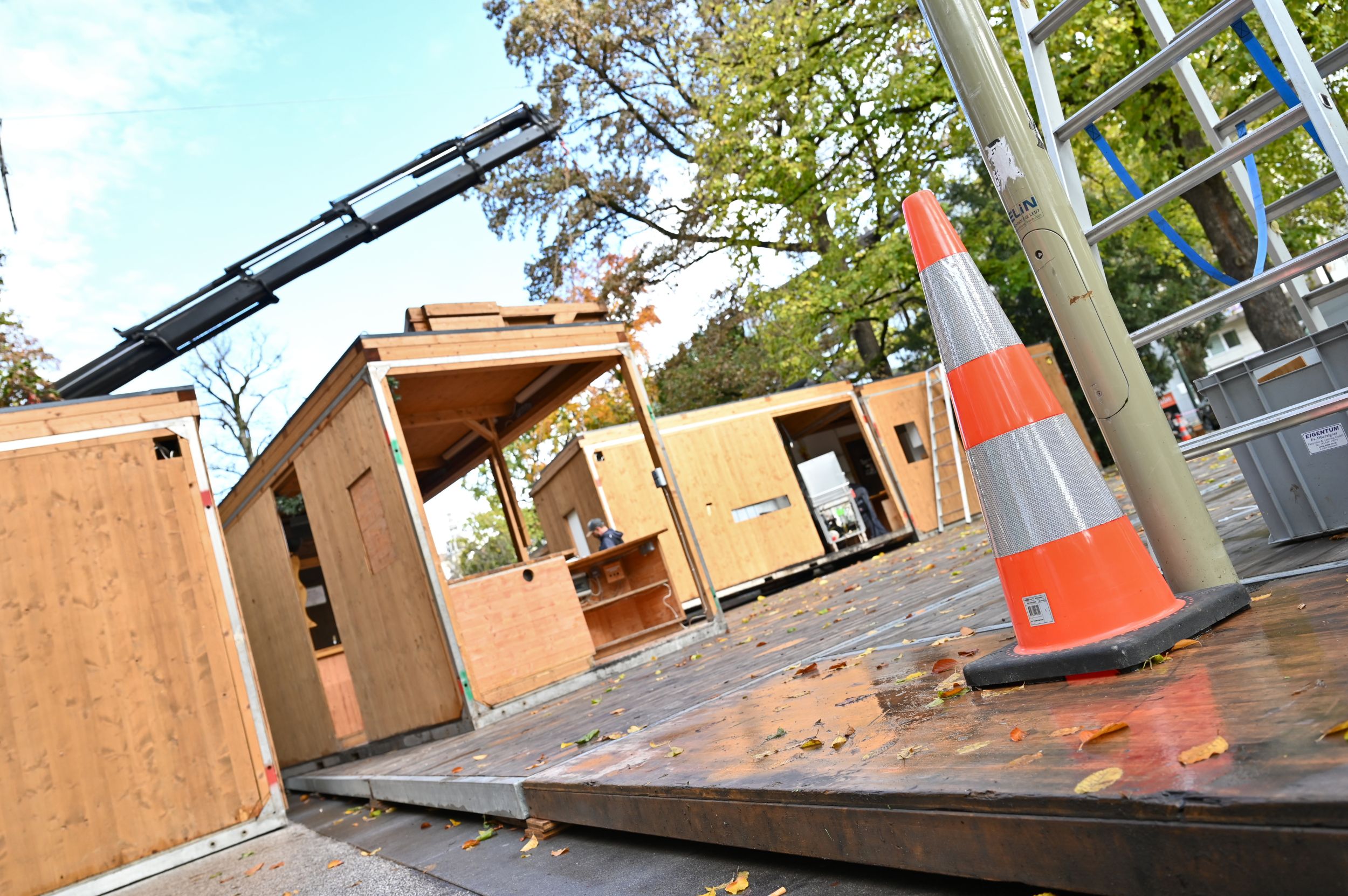 Im Volksgarten wird der Christkindlmarkt aufgebaut. 