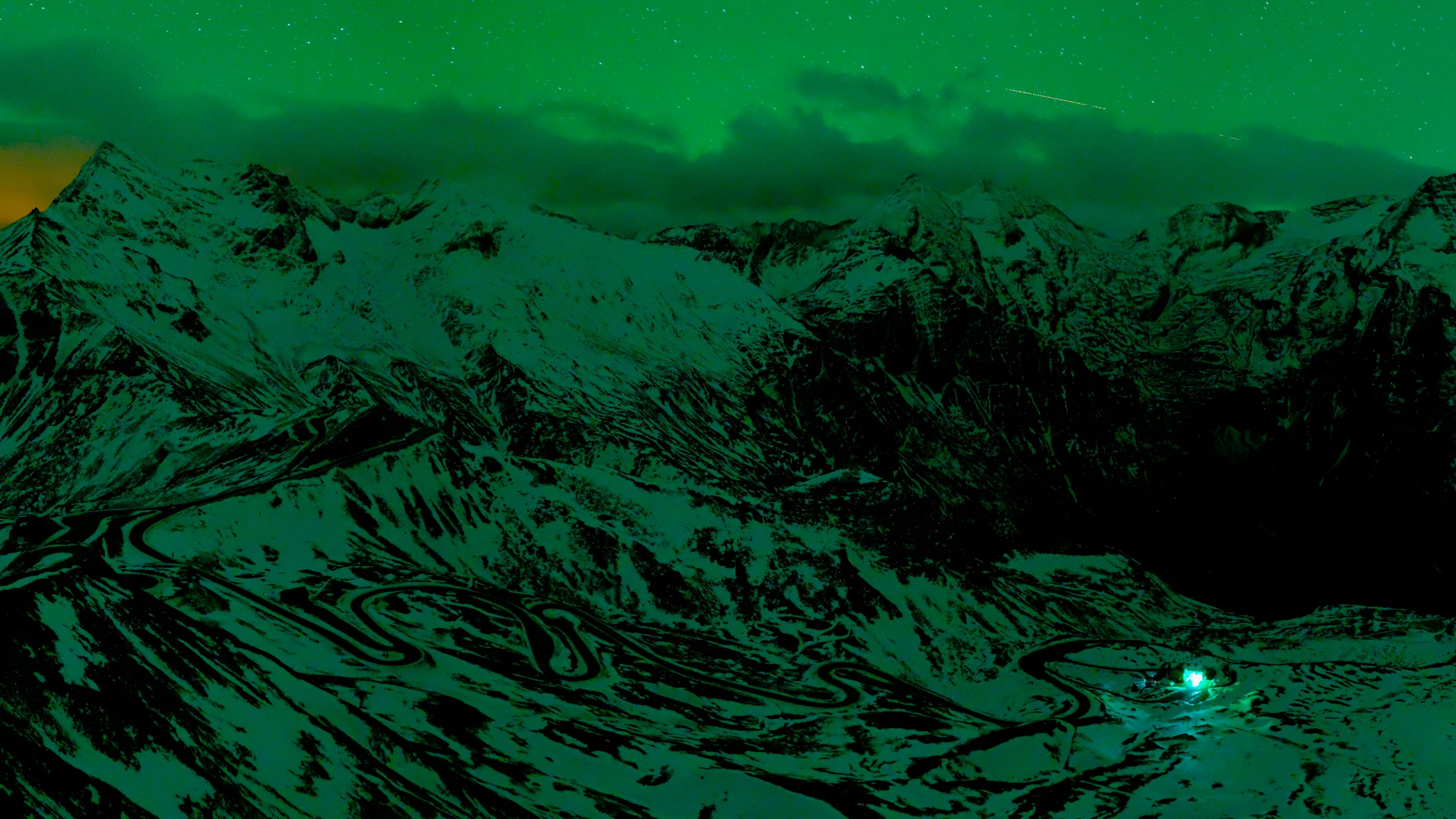 Heute.at - Nachthimmel über Österreich leuchtet plötzlich giftgrün