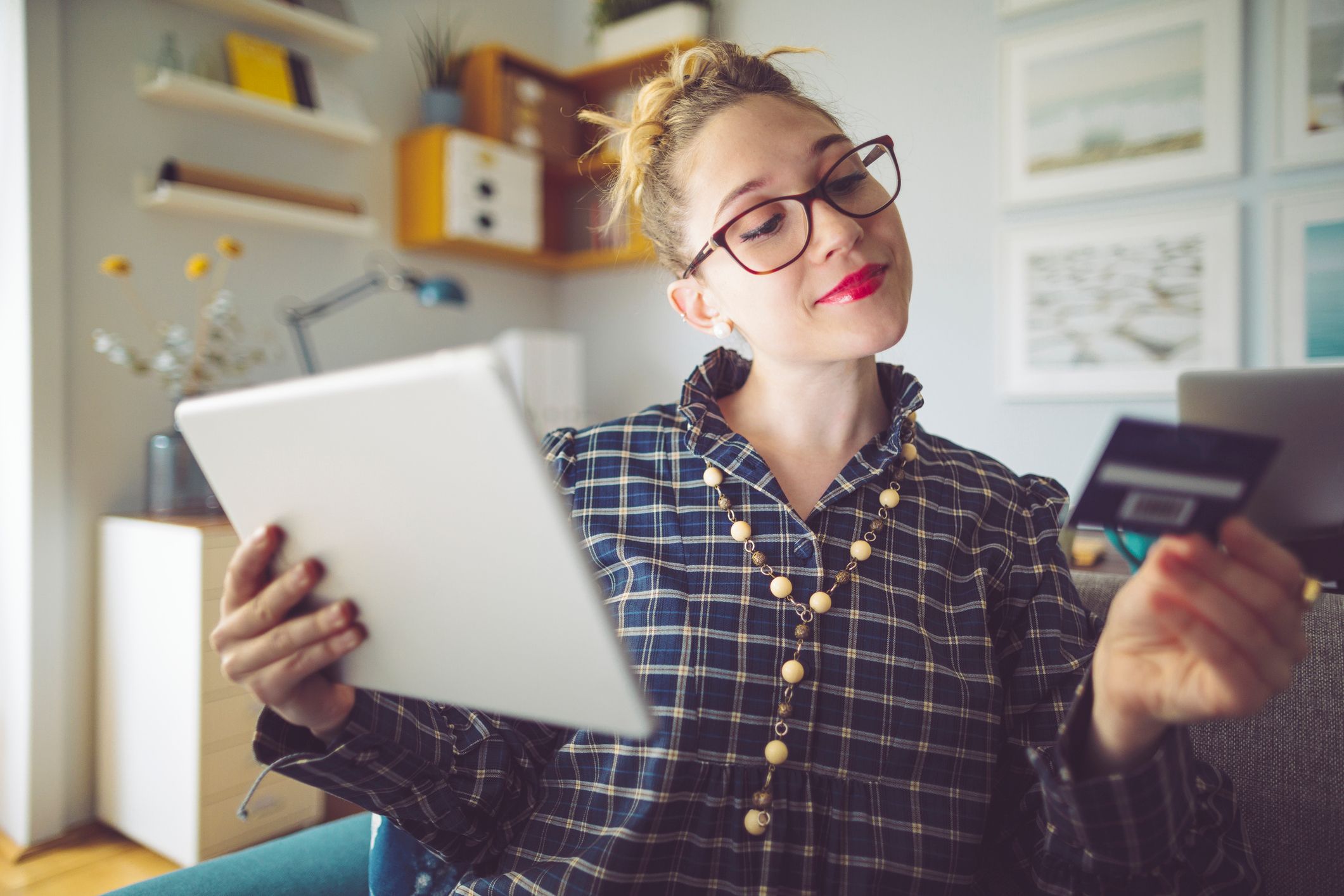 Bei idealo kannst du zu deinem Wunschprodukt erstmal Preise vergleichen und erst dann zuschlagen, wenn dir der Preis auch wirklich zusagt.