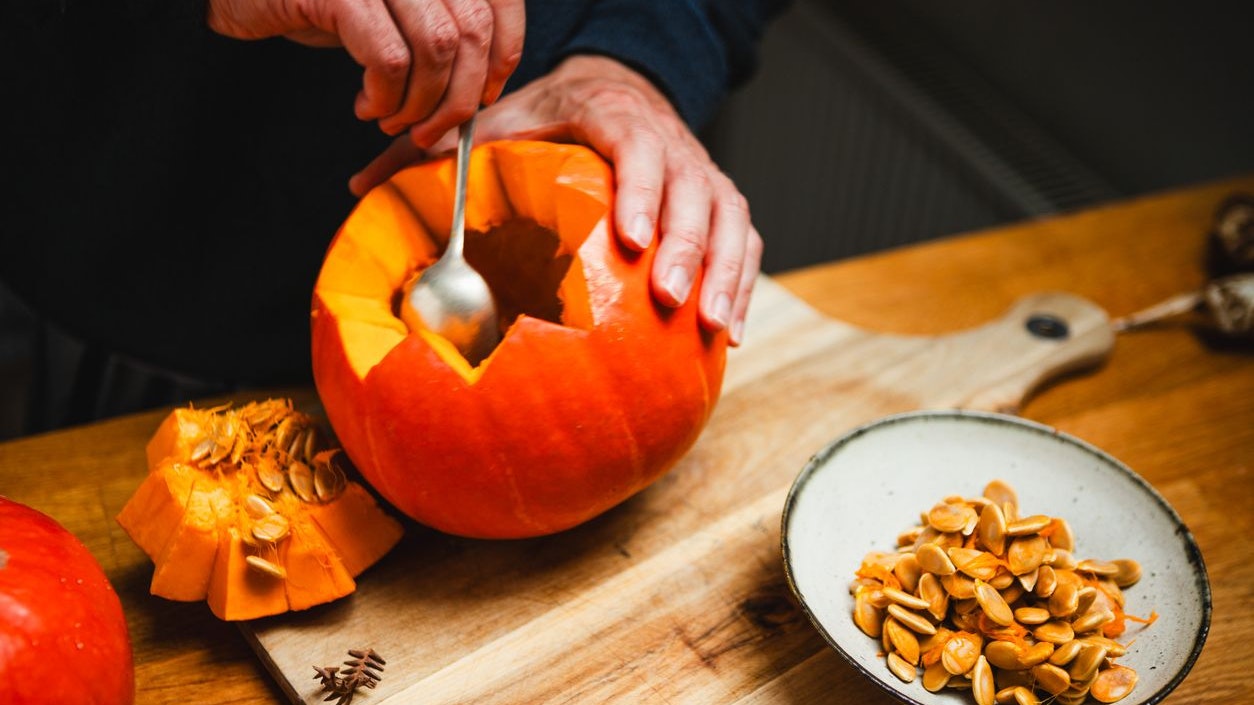 Heute.at - Nach dem Schnitzen: So verwertest du die Kürbisreste