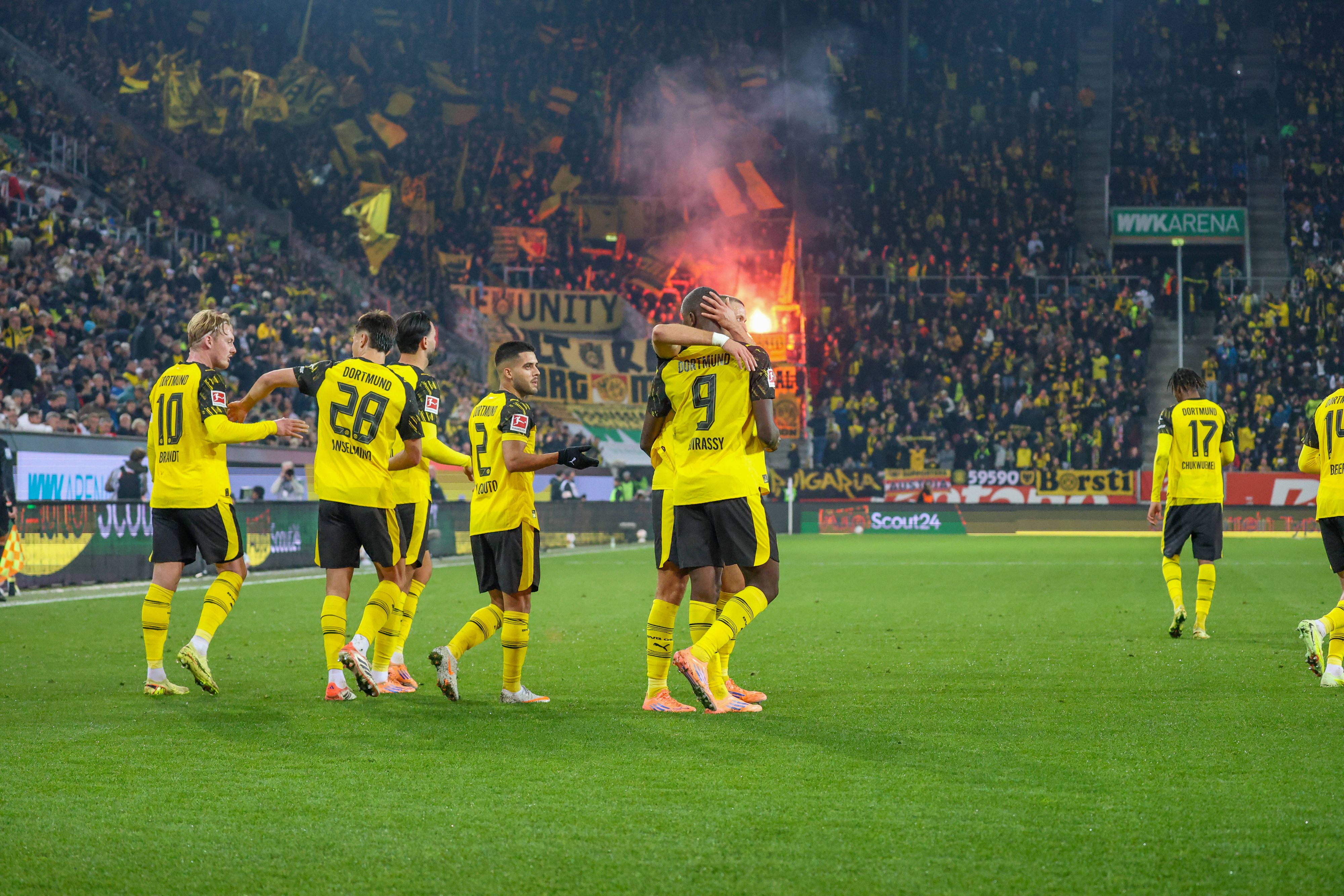 Der BVB jubelt über den. Auswärtssieg.