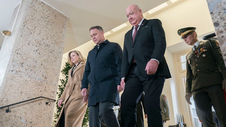 Im neunten Monat ihrer Existenz agiert die Koalition neu wie die Koalition alt. Vor der Kamera geben sich ÖVP und SPÖ happy-peppi, abseits davon fliegen die Hackeln tief. Die NEOS sind interessierte Zuschauer. Sebastian Kurz war lieber gut essen.