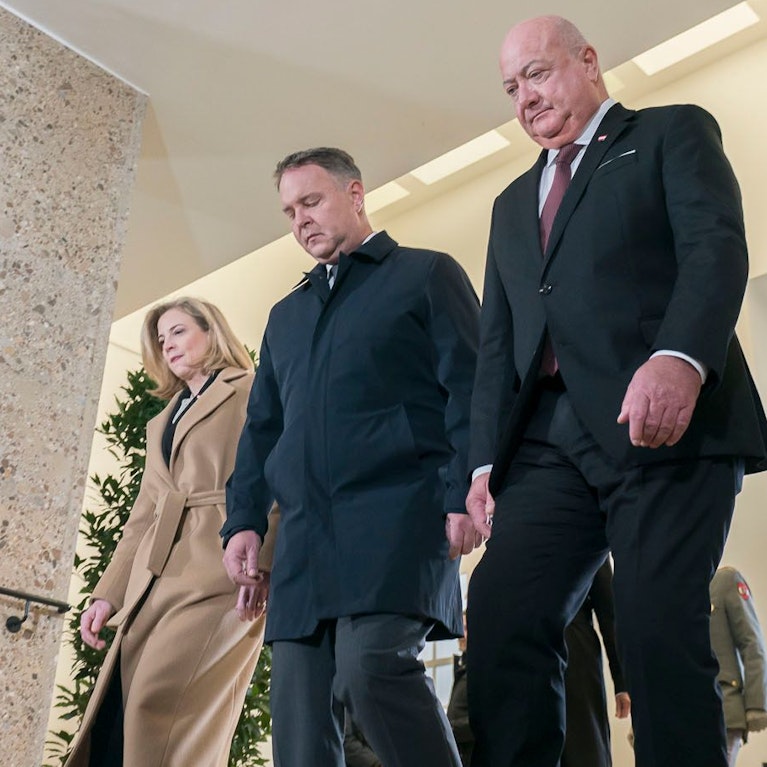 Im neunten Monat ihrer Existenz agiert die Koalition neu wie die Koalition alt. Vor der Kamera geben sich ÖVP und SPÖ happy-peppi, abseits davon fliegen die Hackeln tief. Die NEOS sind interessierte Zuschauer. Sebastian Kurz war lieber gut essen.