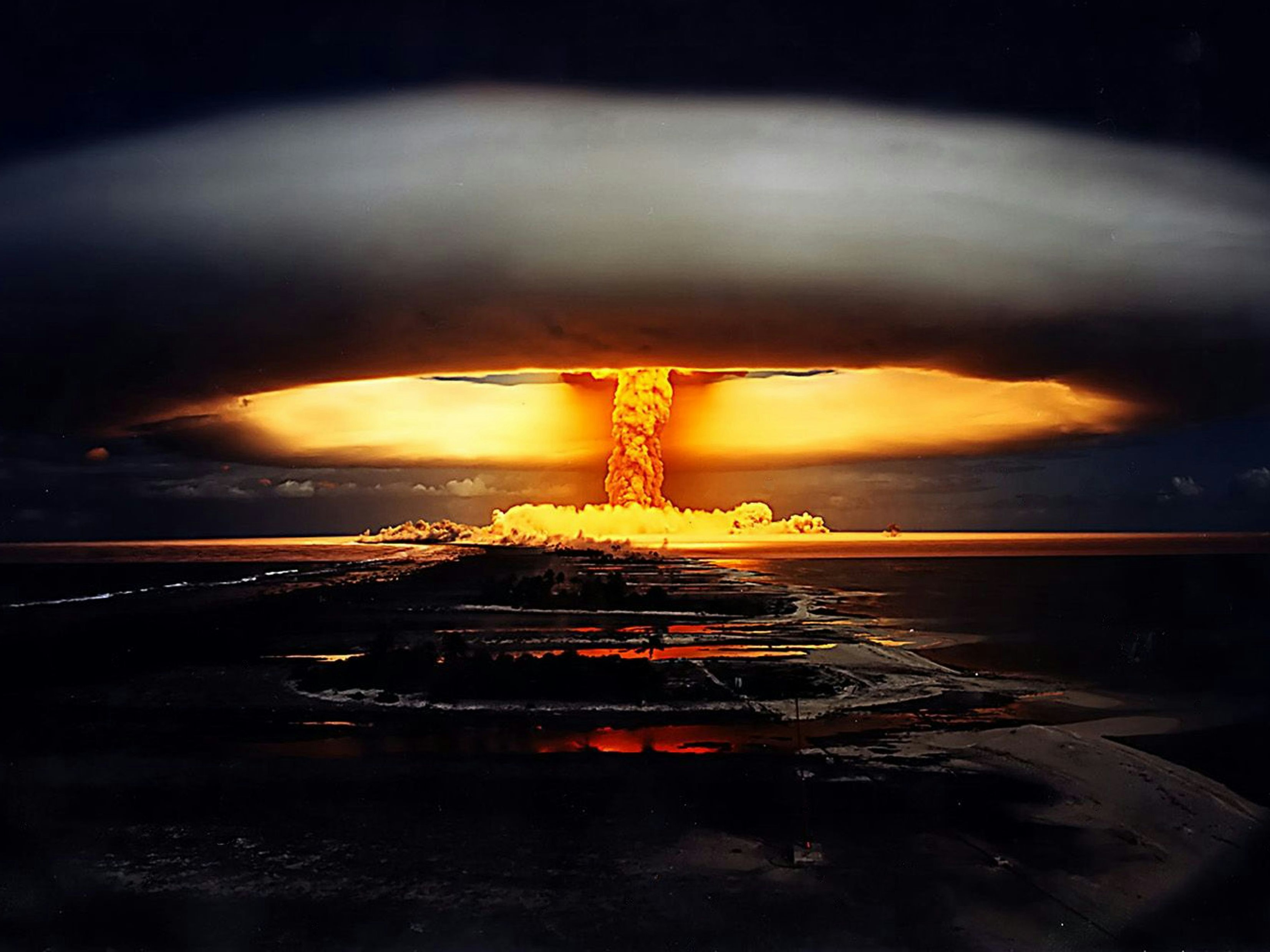 Operation Licorne (Einhorn): Das Bild zeigt die französischen Atomtest am 3. Juli 1970 auf Fangataufa. Der Atoll ist dank 13 weiterer Testzündungen bis heute unbewohnbar.