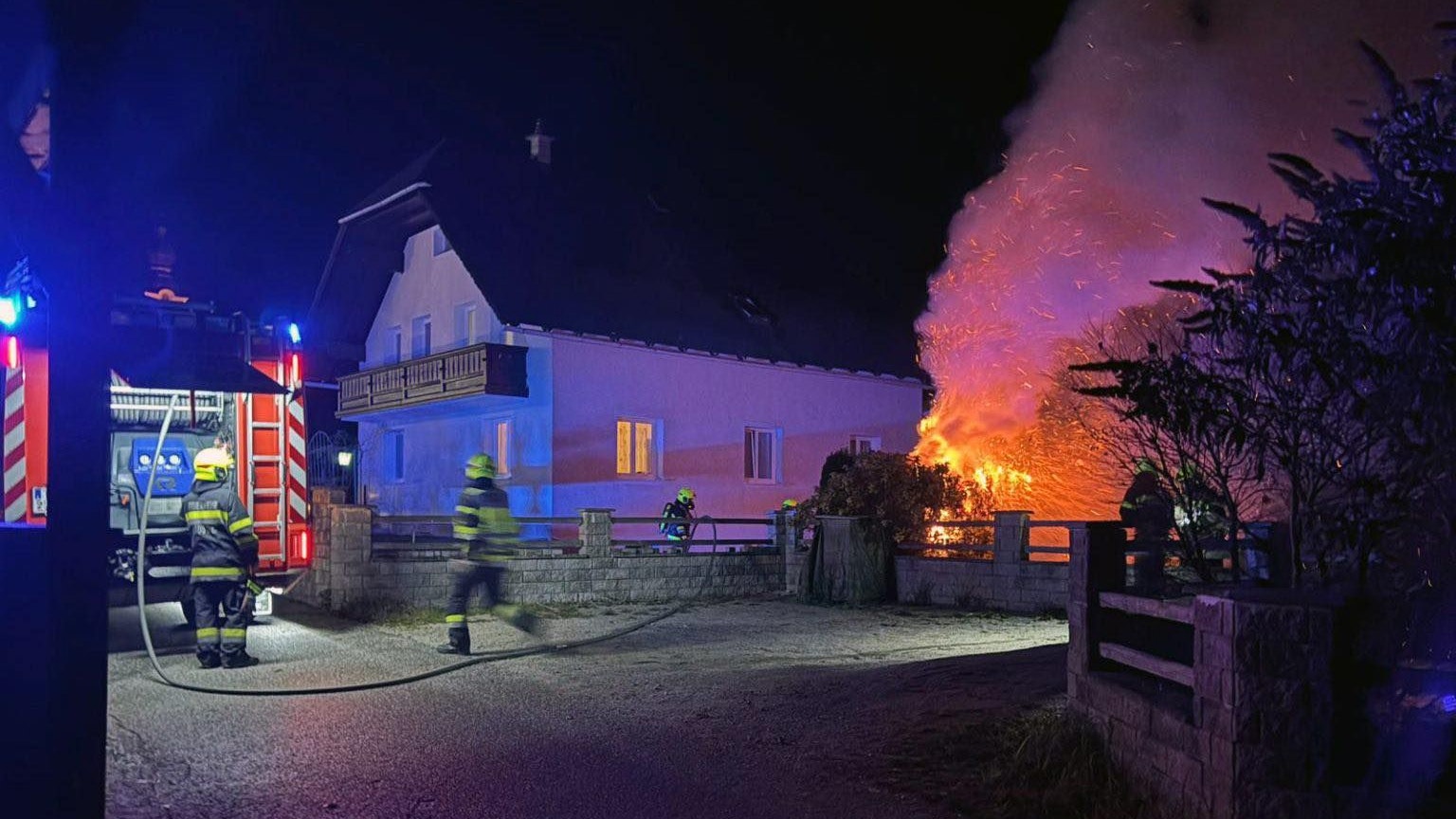 Heute.at - 10-jähriger Bub zündet mit Feuerwerkskörper Hecke an