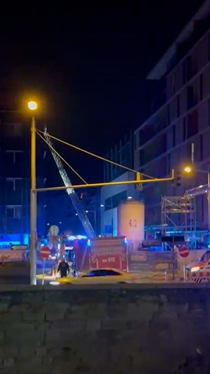 Feuerwehr-Einsatz in Wien: Brand auf Polizei-Dach in Rudolfsheim-Fünfhaus zu Halloween. Ermittlungen zur Brandursache laufen aktuell.