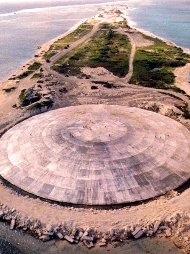 Tickende Zeitbombe: Der "Runit Dome" (im Bild 1980) verkapselt einen Atomkrater und sollte 25.000 Jahre halten. Schon jetzt zeigt er Risse. 