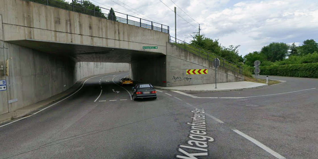 Die Lenkerin verlor die Kontrolle und krachte gegen das westliche Portal der Unterführung in Techelsberg – Ortsteil Saag.