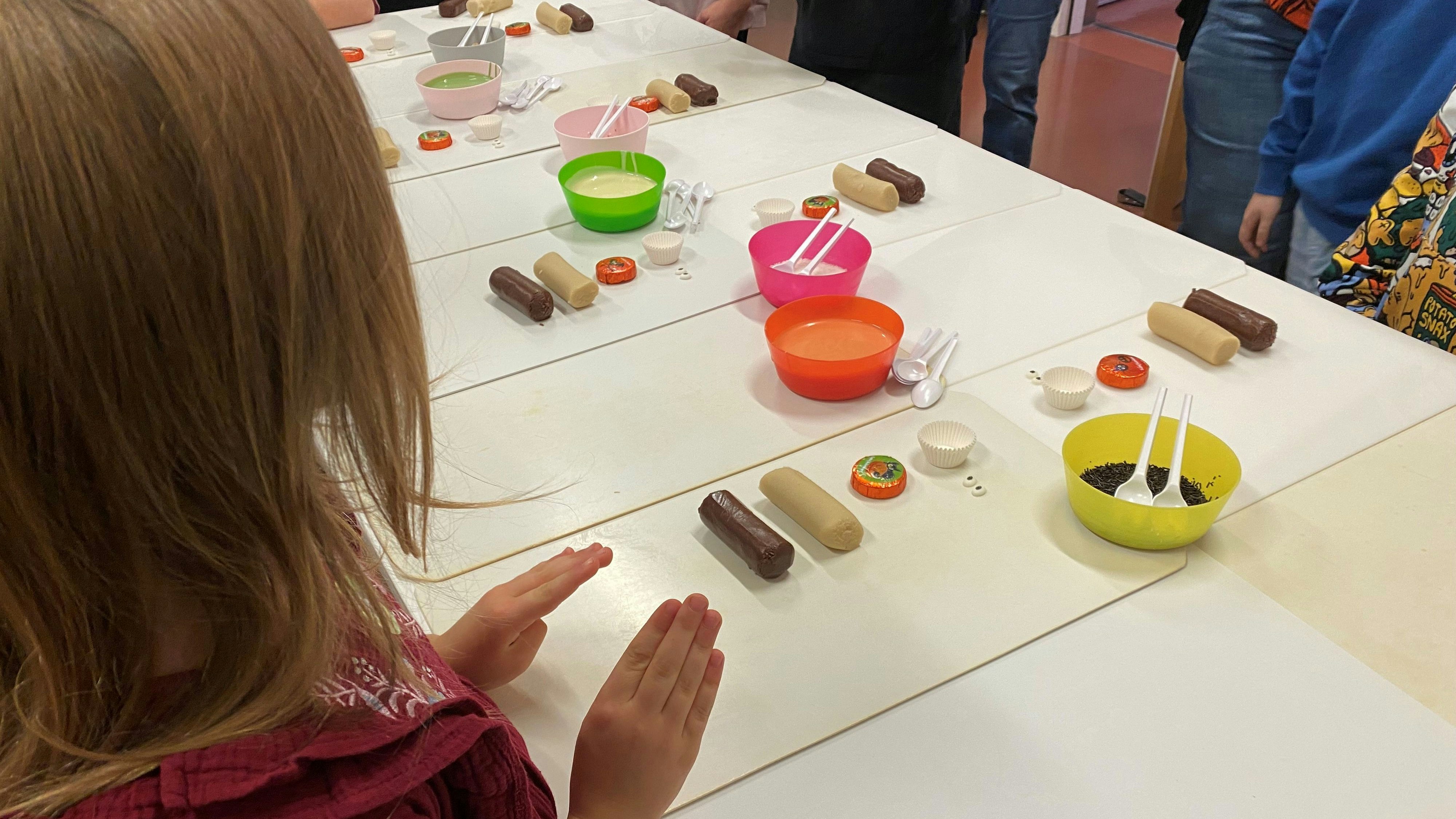 Aus Marzipan, Nougat, drei verschiedenen flüssigen Schokoladen und diversen Toppings werden gruselige Pralinen geformt.