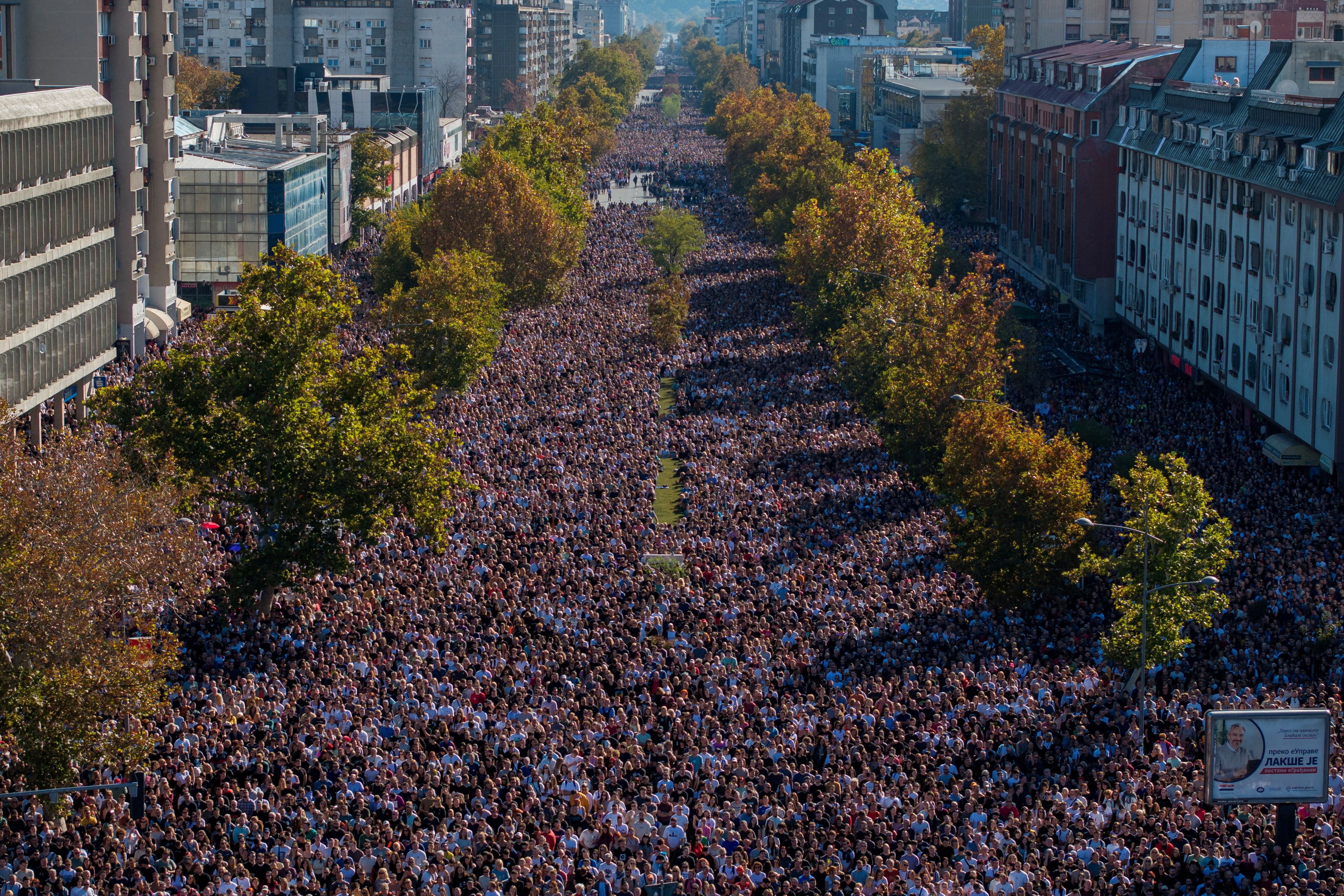 Tausende marschierten sogar zu Fuß aus der rund hundert Kilometer entfernten Hauptstadt Belgrad nach Novi Sad.