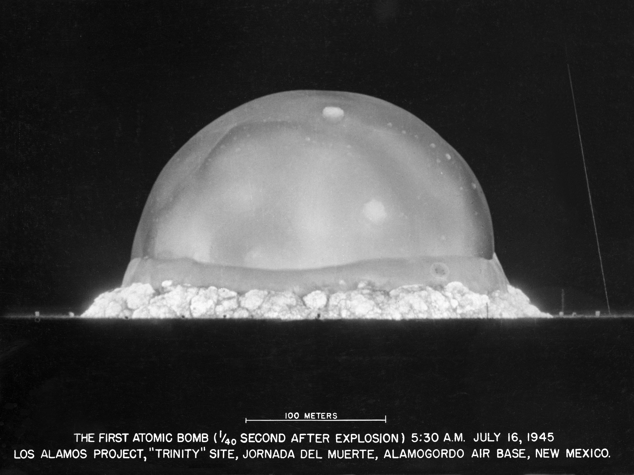 "The Gadget": Der Feuerball der ersten Atombombe der Menschheit 1/40 Sekunde nach der Zündung.