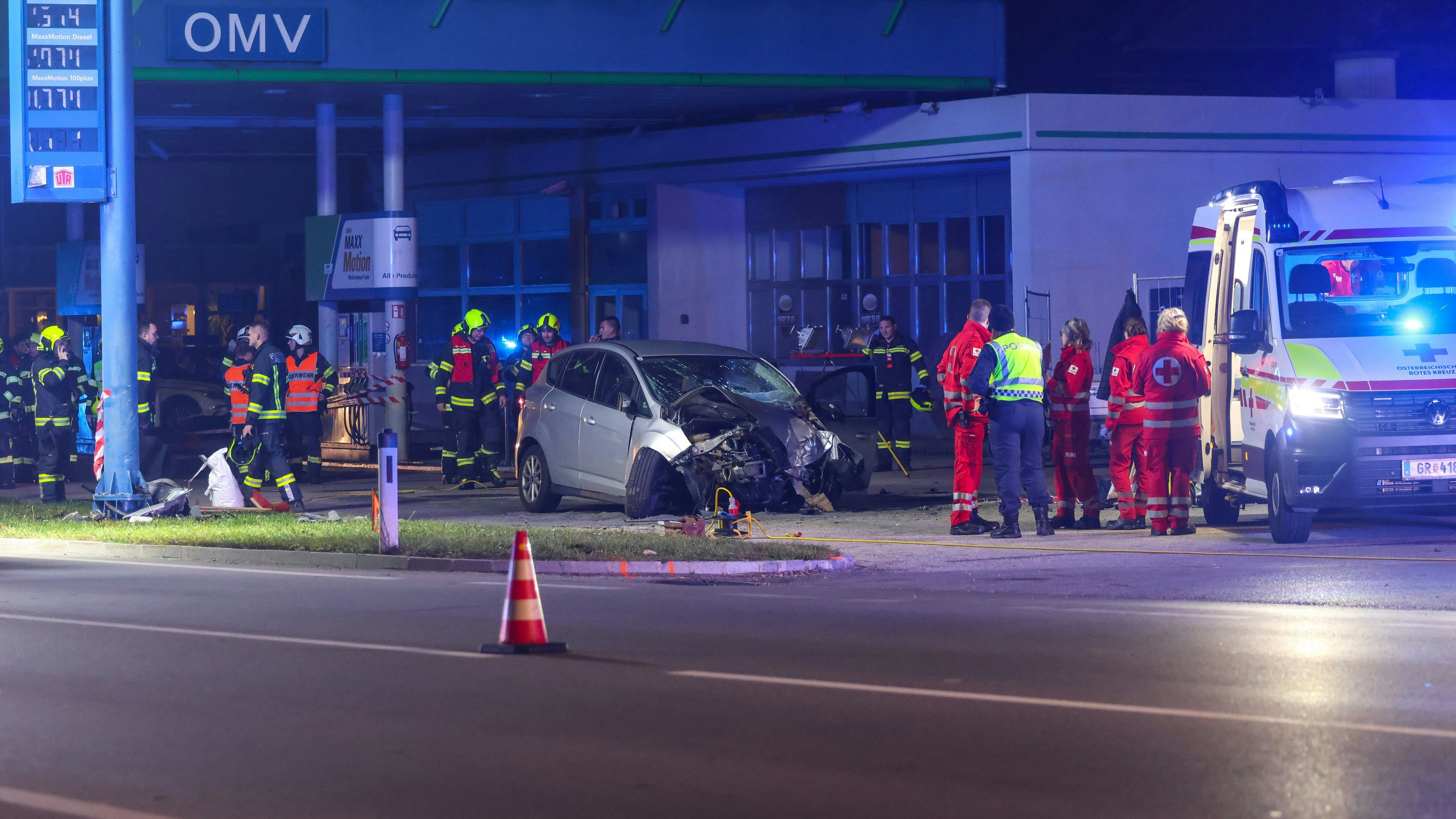 Heute.at - Pkw kracht gegen Preisanzeiger – Lenker ohne Chance