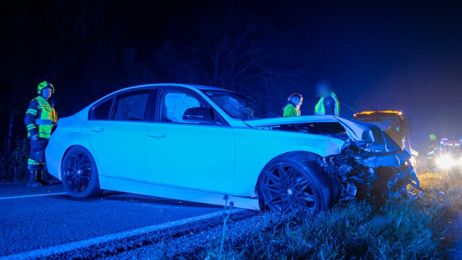 Heute.at - BMW kracht in Leitschiene – Straße komplett gesperrt