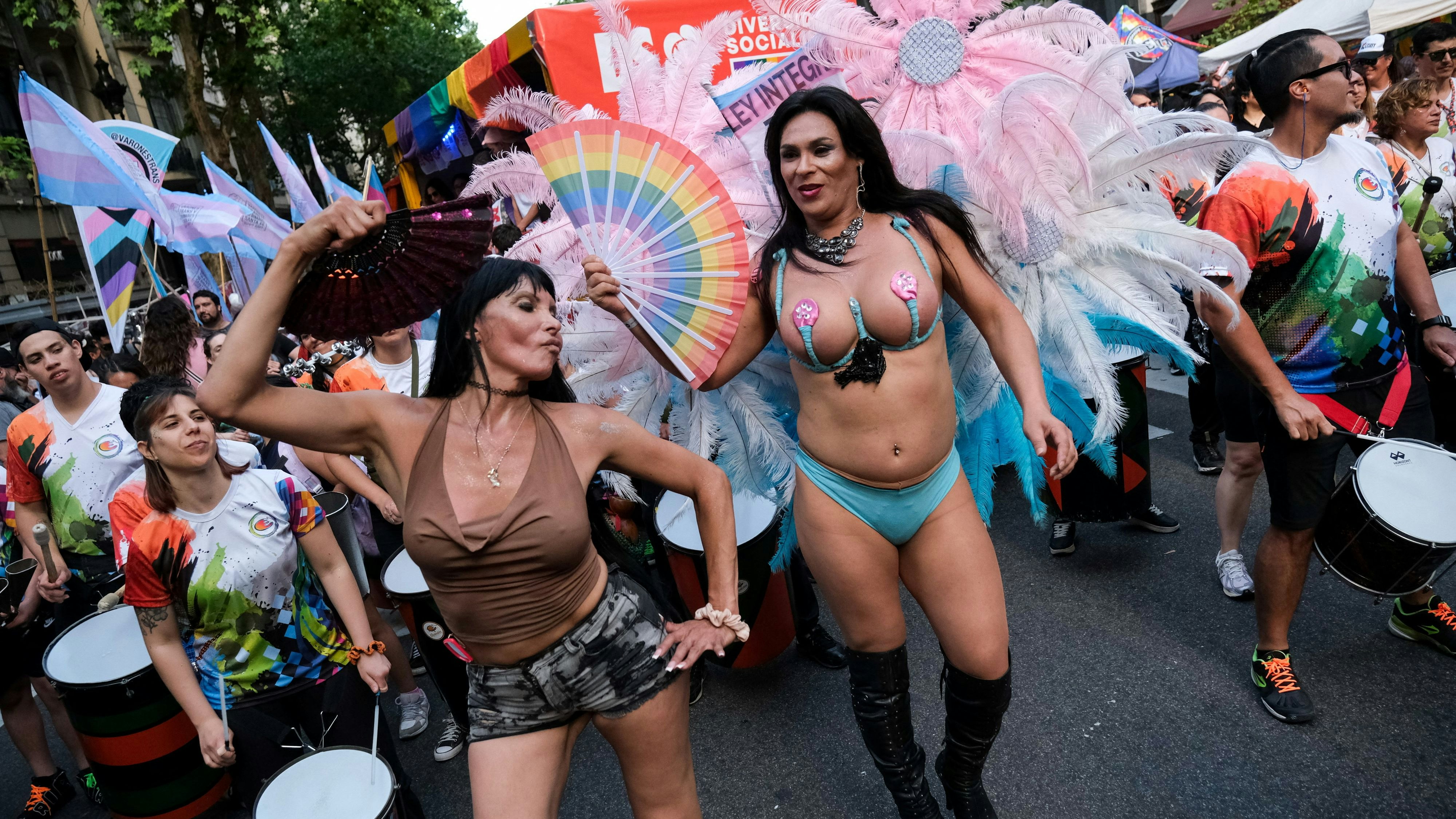 Heute.at - Tausende bei Pride Parade gegen Hass in Buenos Aires