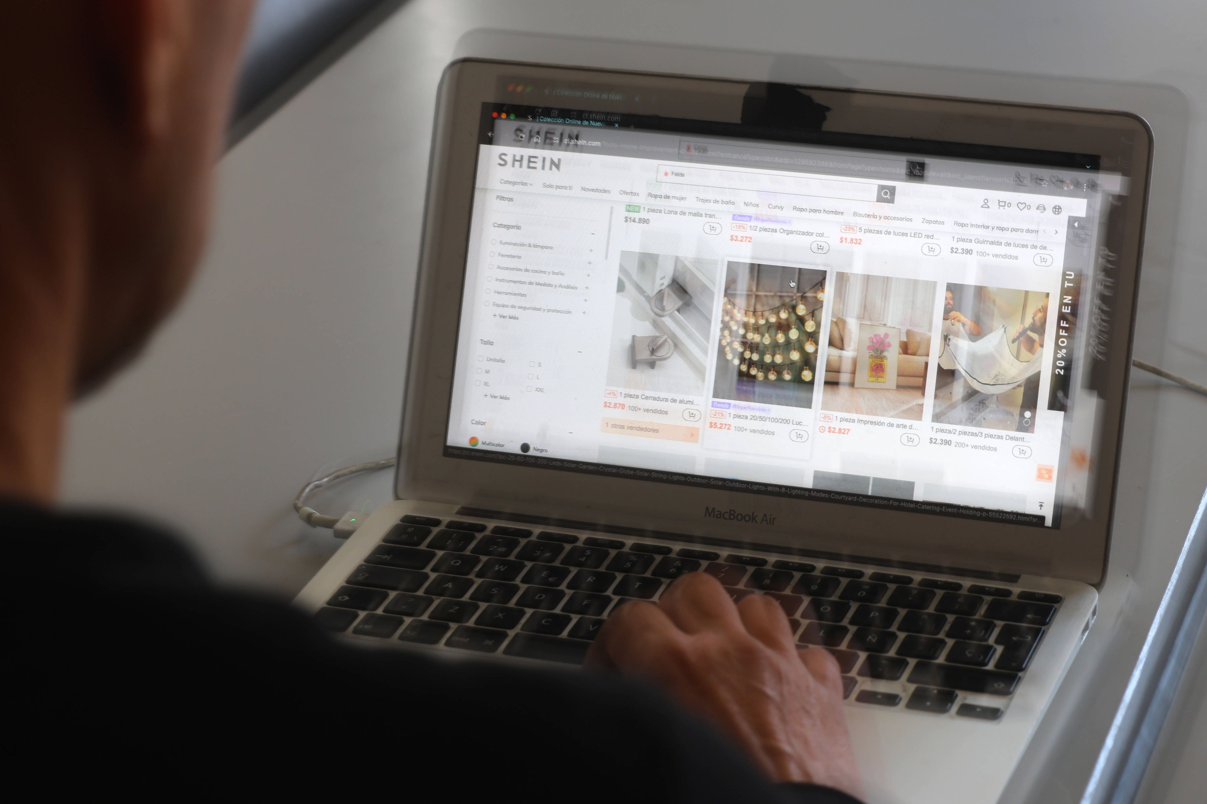 Unter Kleidungsstücken und Kosmetika entdeckten Ermittler auf Shein Inhalte mit 