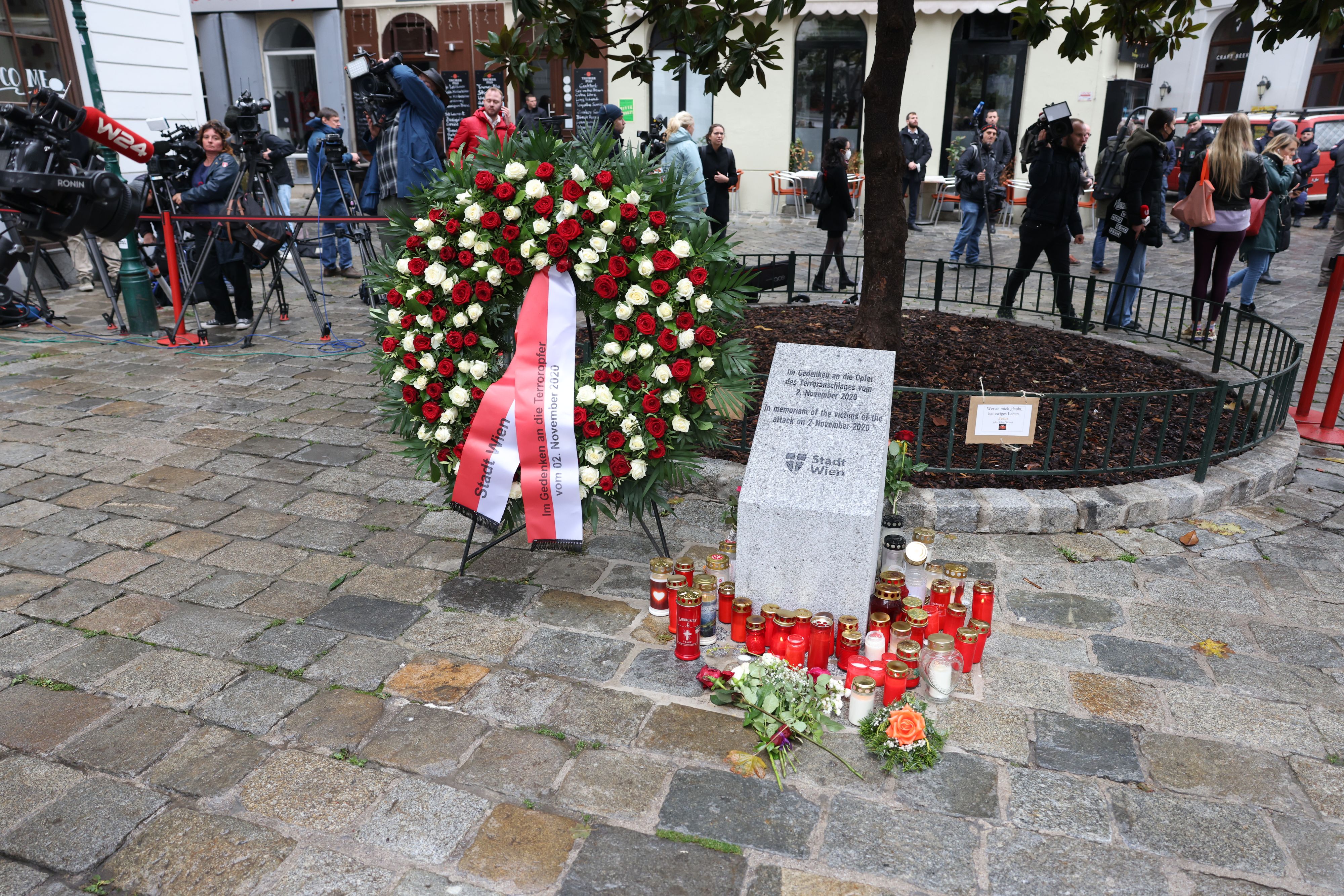 Zum fünften Mal wird am Desider-Friedmann-Platz in Wien den Opfern des Terroranschlags gedacht.