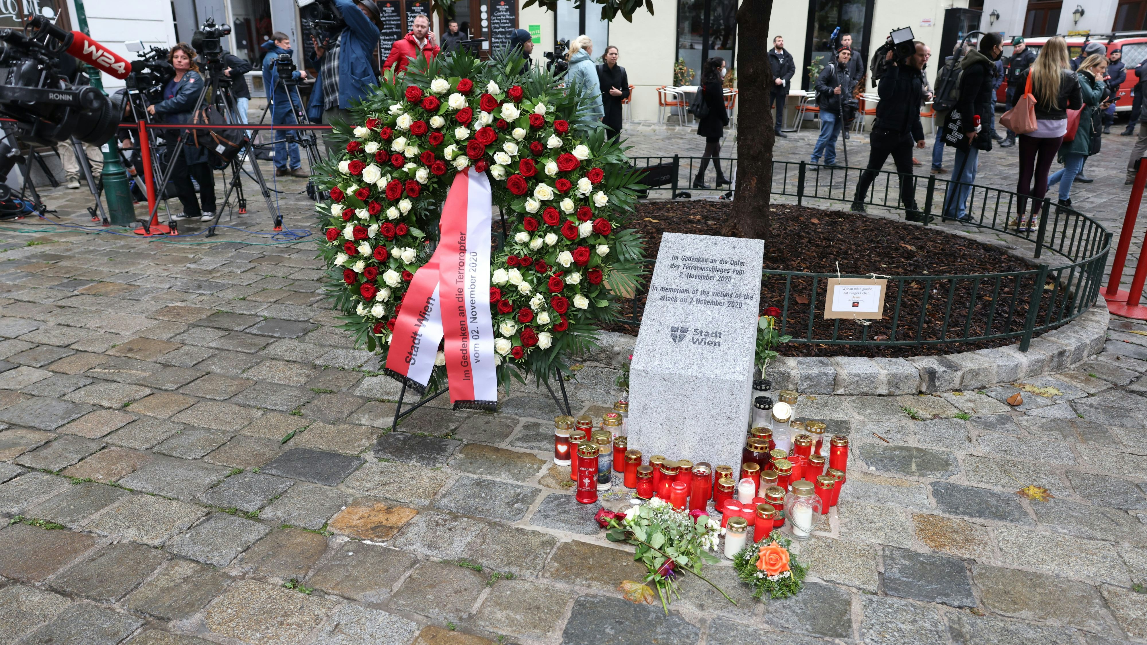 Heute.at - Polizeimusik, Polit-Granden – Gedenken an Terroropfer