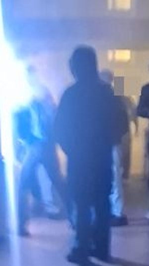 Zigarettenautomaten-Explosionen in Wien: Jugendbande sprengt Automaten in zwei Bezirken, Ermittlungen laufen. Verletzte und hohe Schäden.