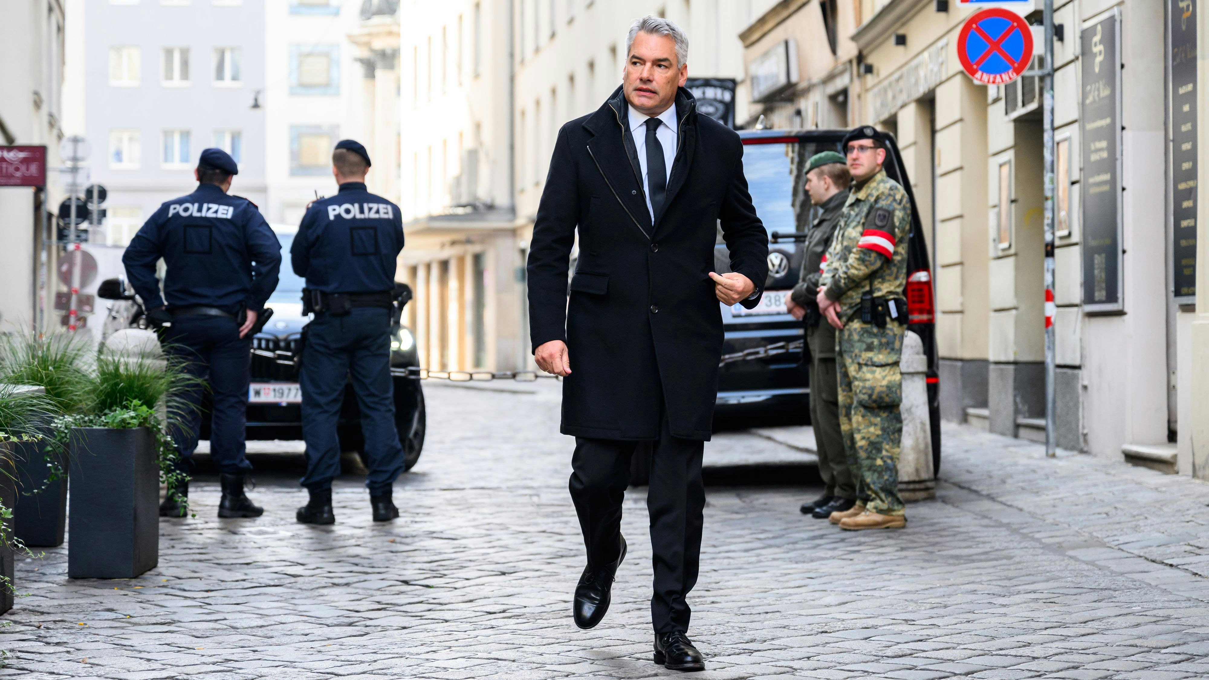 Ex-Bundeskanzler Karl Nehammer war bei der Kranzniederlegung in Wien mit dabei. 