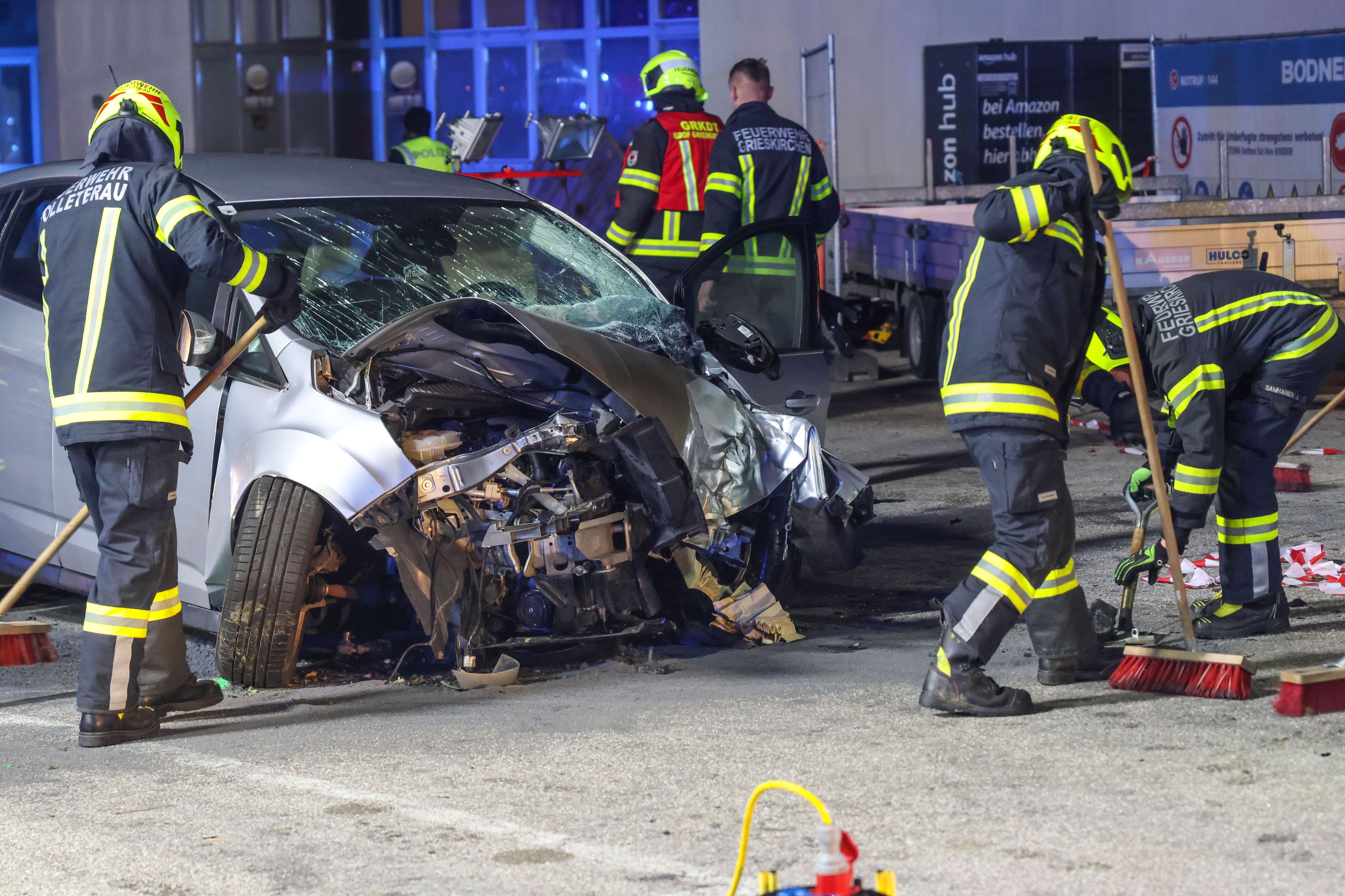 Der Wagen wurde völlig zerstört, für den Lenker kam jede Hilfe zu spät.