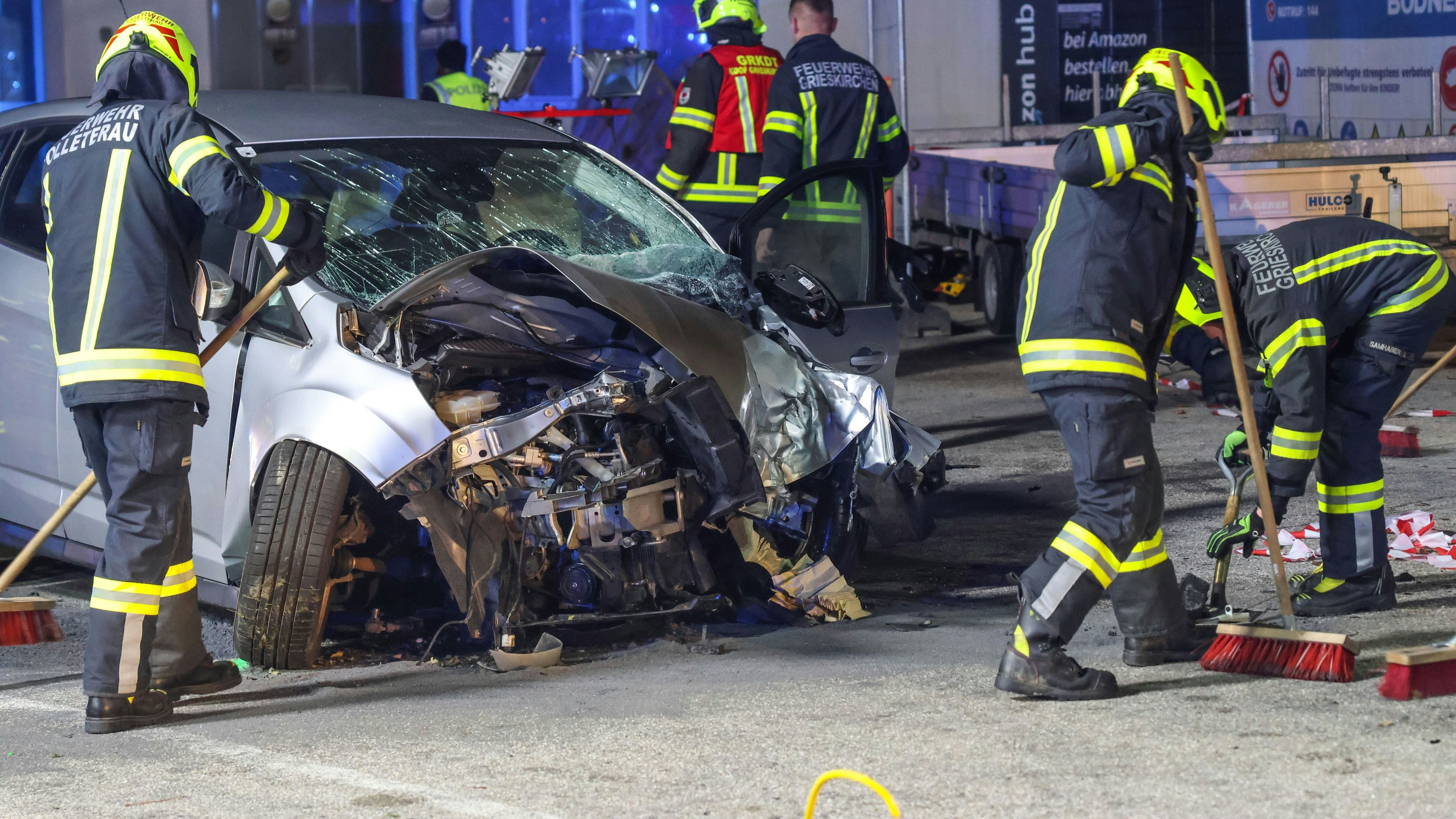 Heute.at - Schwerer Crash bei Tankstelle – Lenker hat keine Chance