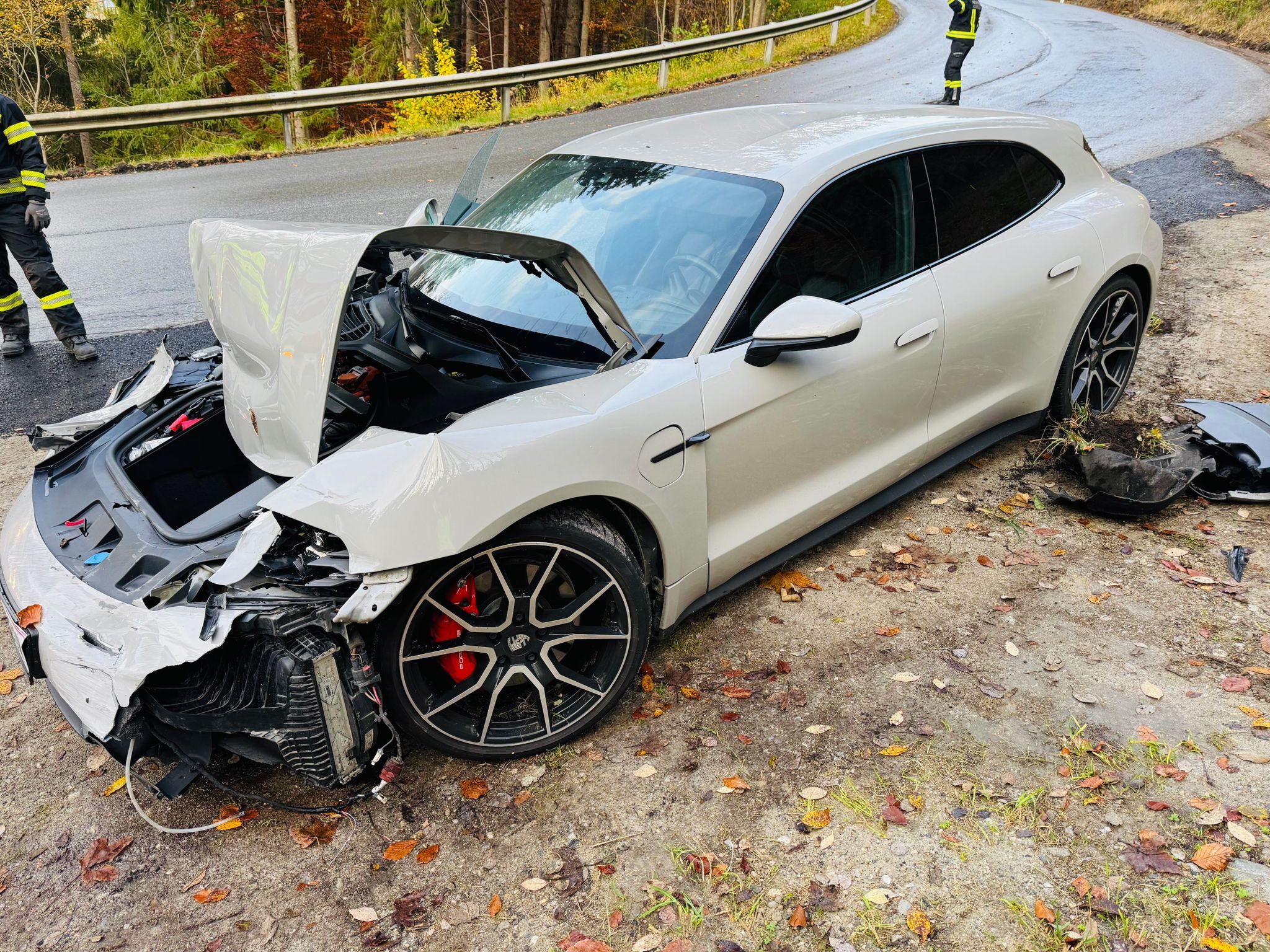 Das beschädigte E-Auto wurde abgeschleppt.