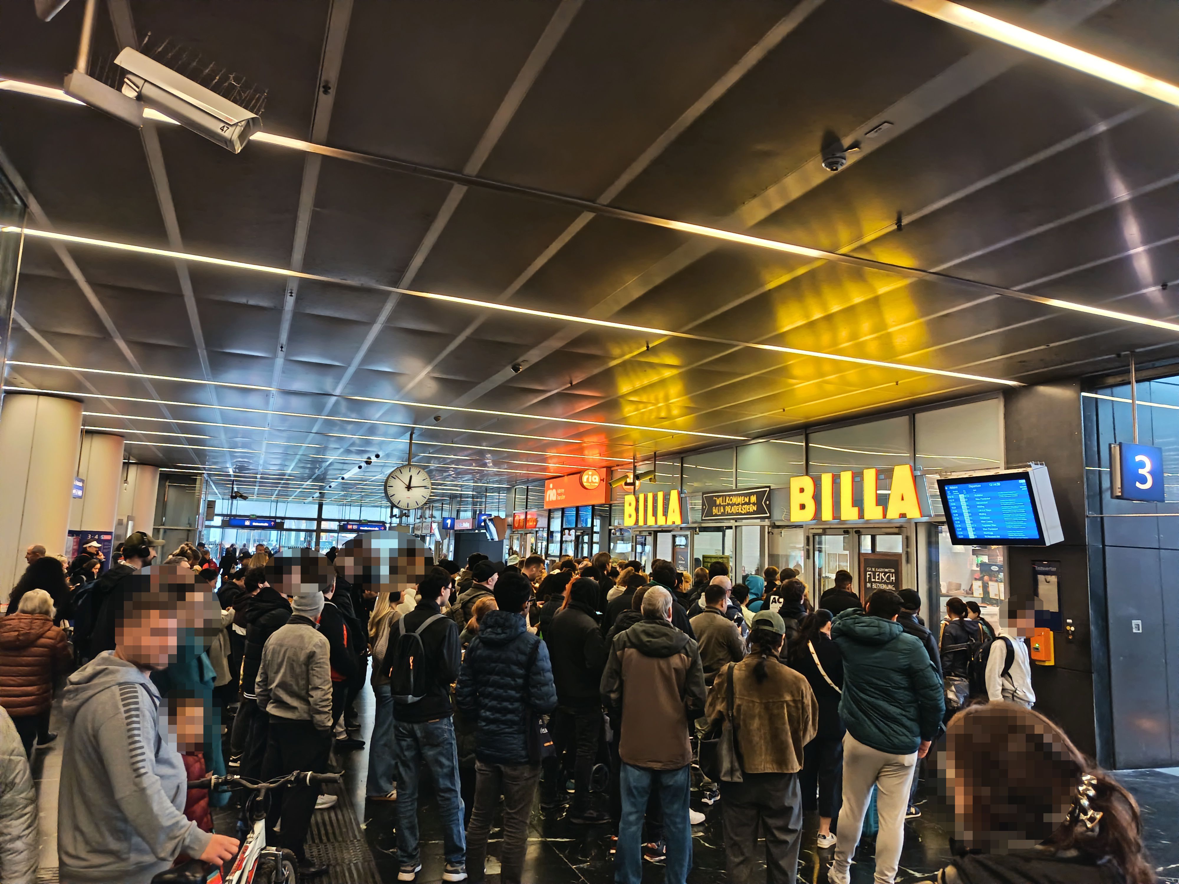 Der Praterstern-Billa in Wien arbeitet auch an Wochenenende und Feiertagen – dutzende Wiener freuen sich.