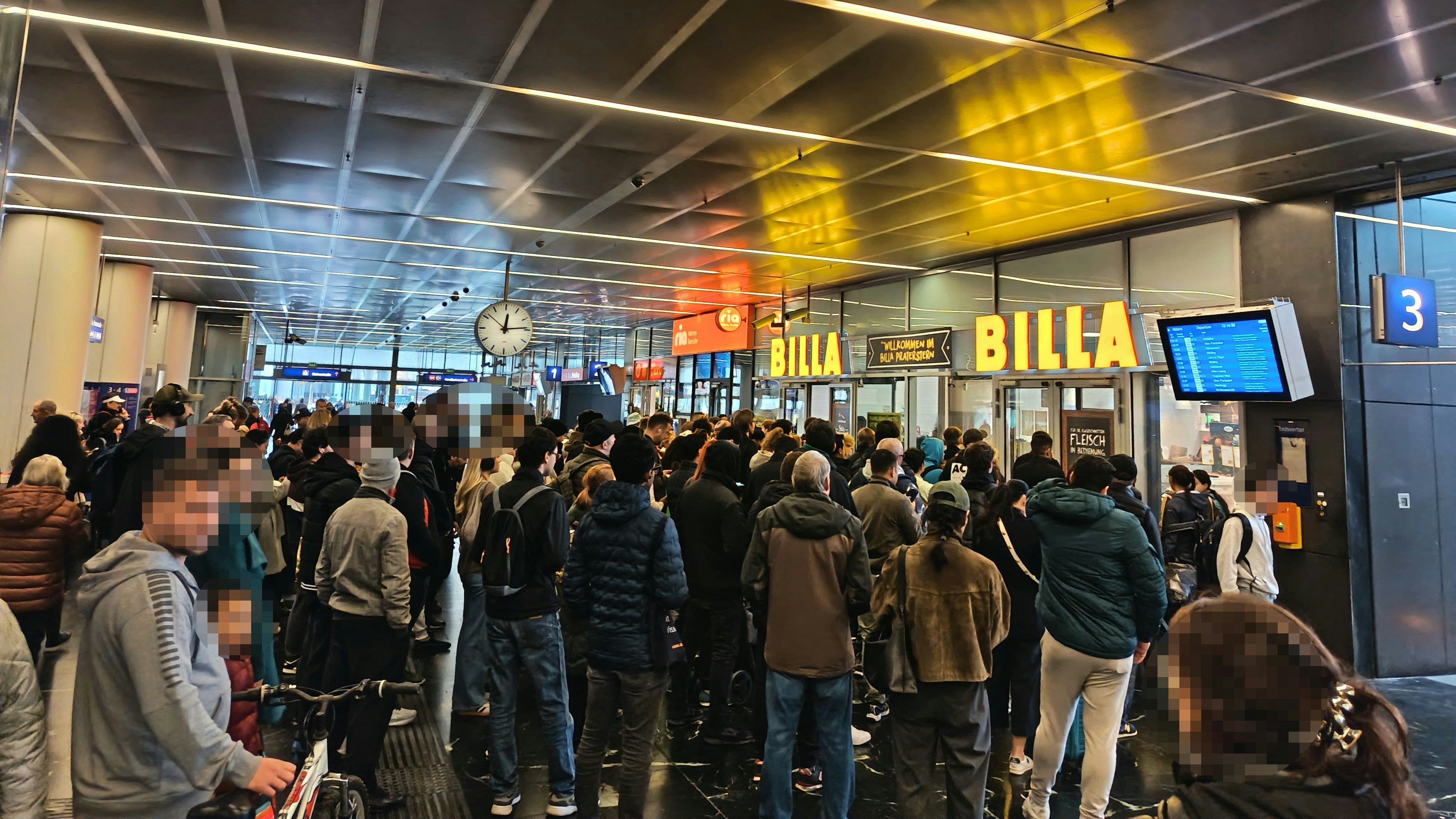 Heute.at - Riesige Warteschlange! Wiener stürmen Praterstern-Billa