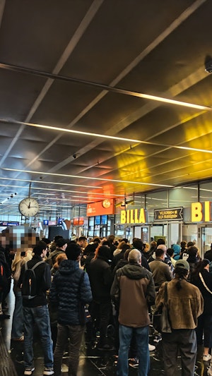 Supermarkt Praterstern: Lange Schlangen nach Allerheiligen-Feiertag. Viele Wiener nutzen den Billa für spontane Einkäufe am Sonntag.