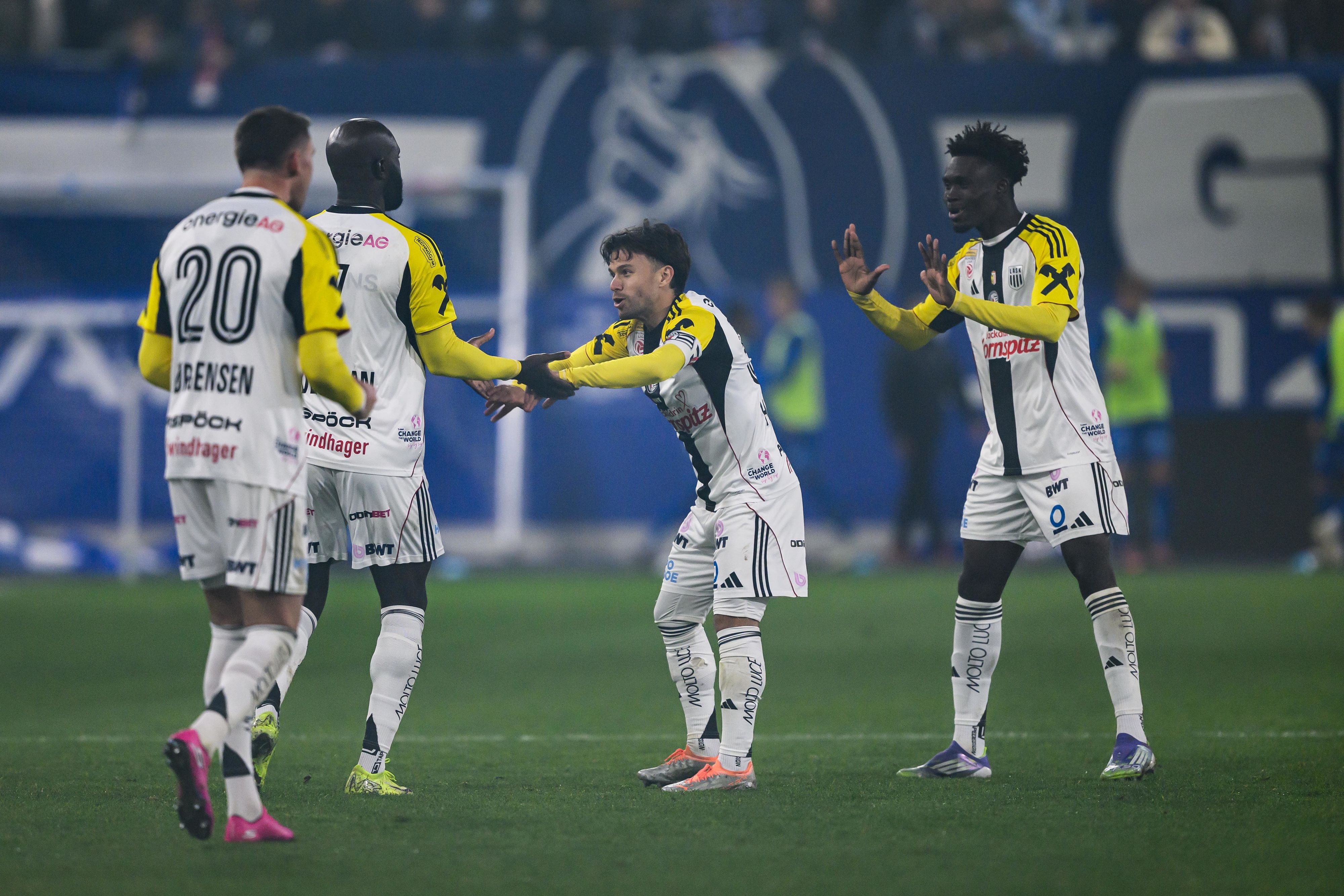 Samuel Adeniran wurde nach dem Gold-Tor von seinen Teamkollegen gefeiert.