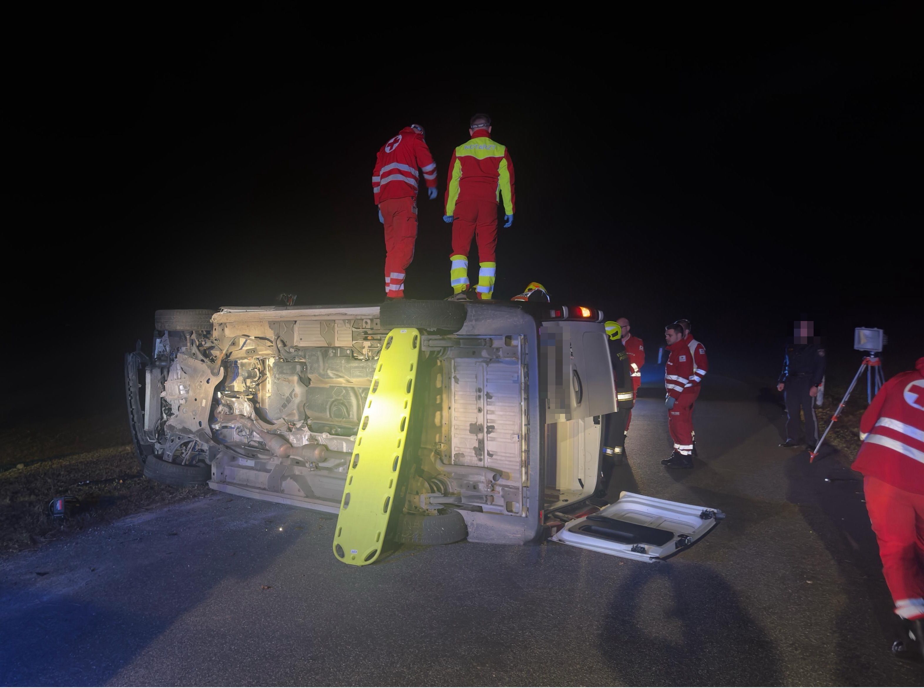 Verkehrsunfall mit Menschenrettung auf einer Landstraße bei Purgstall