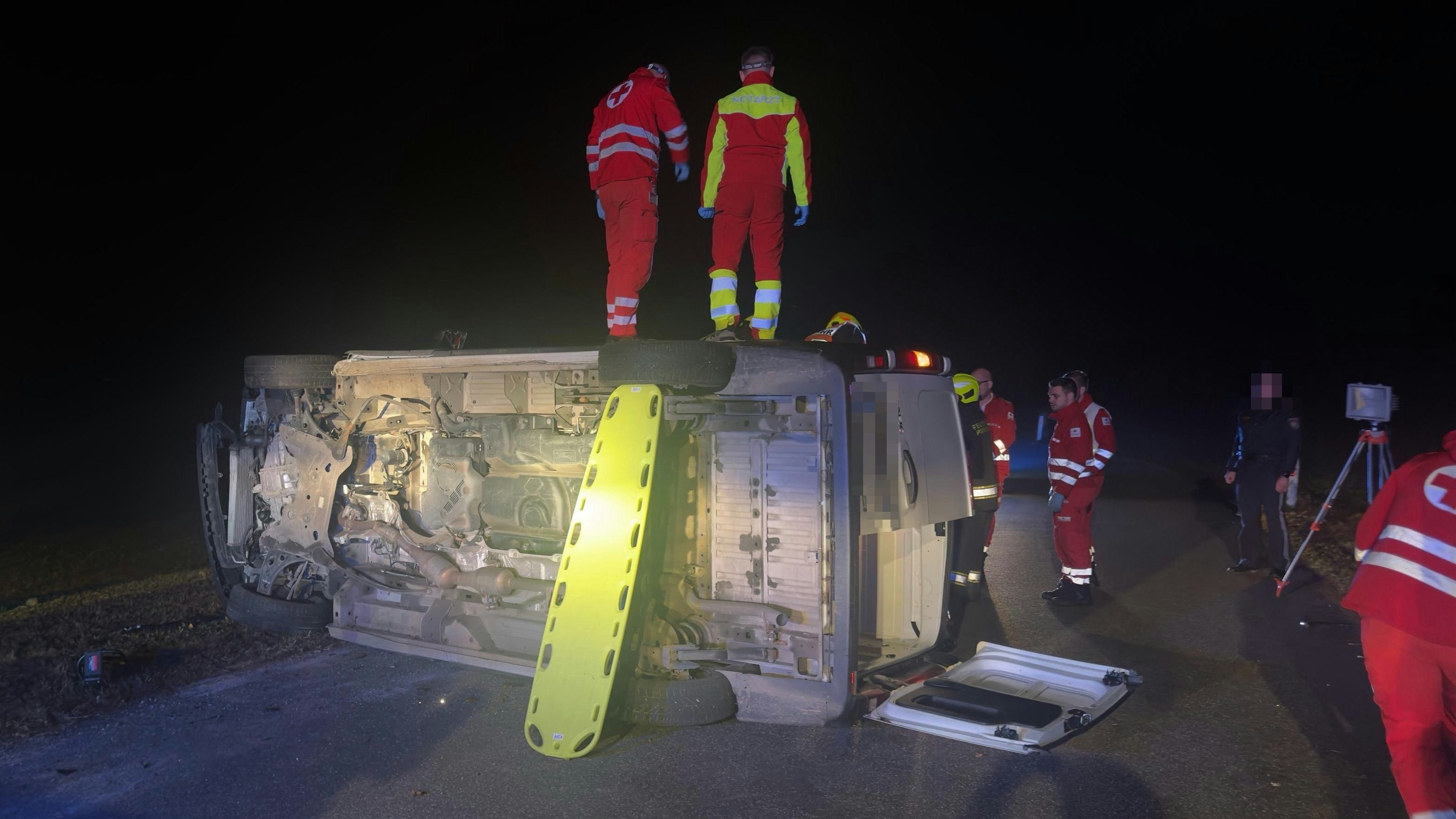 Heute.at - Klein-Lkw überschlägt sich – Lenker ins Spital gebracht