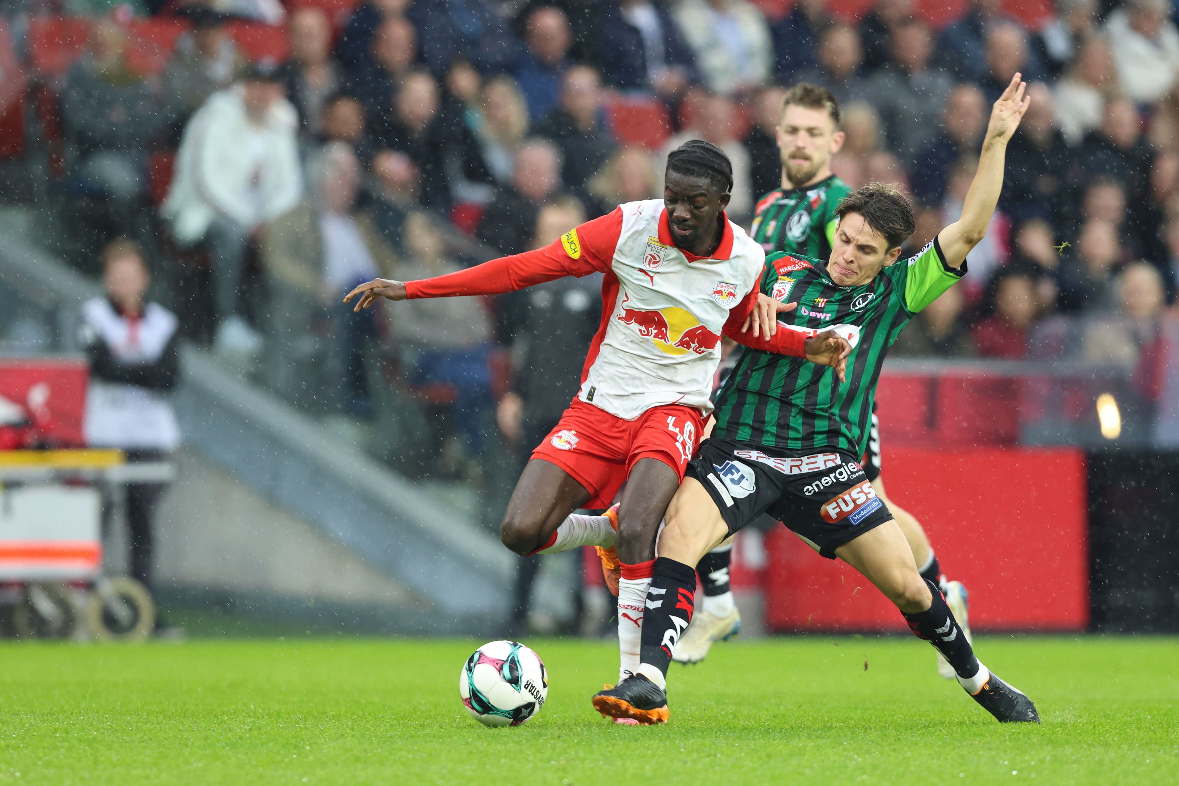 Zwischen Ried und Salzburg geht es auf dem Platz heiß her.