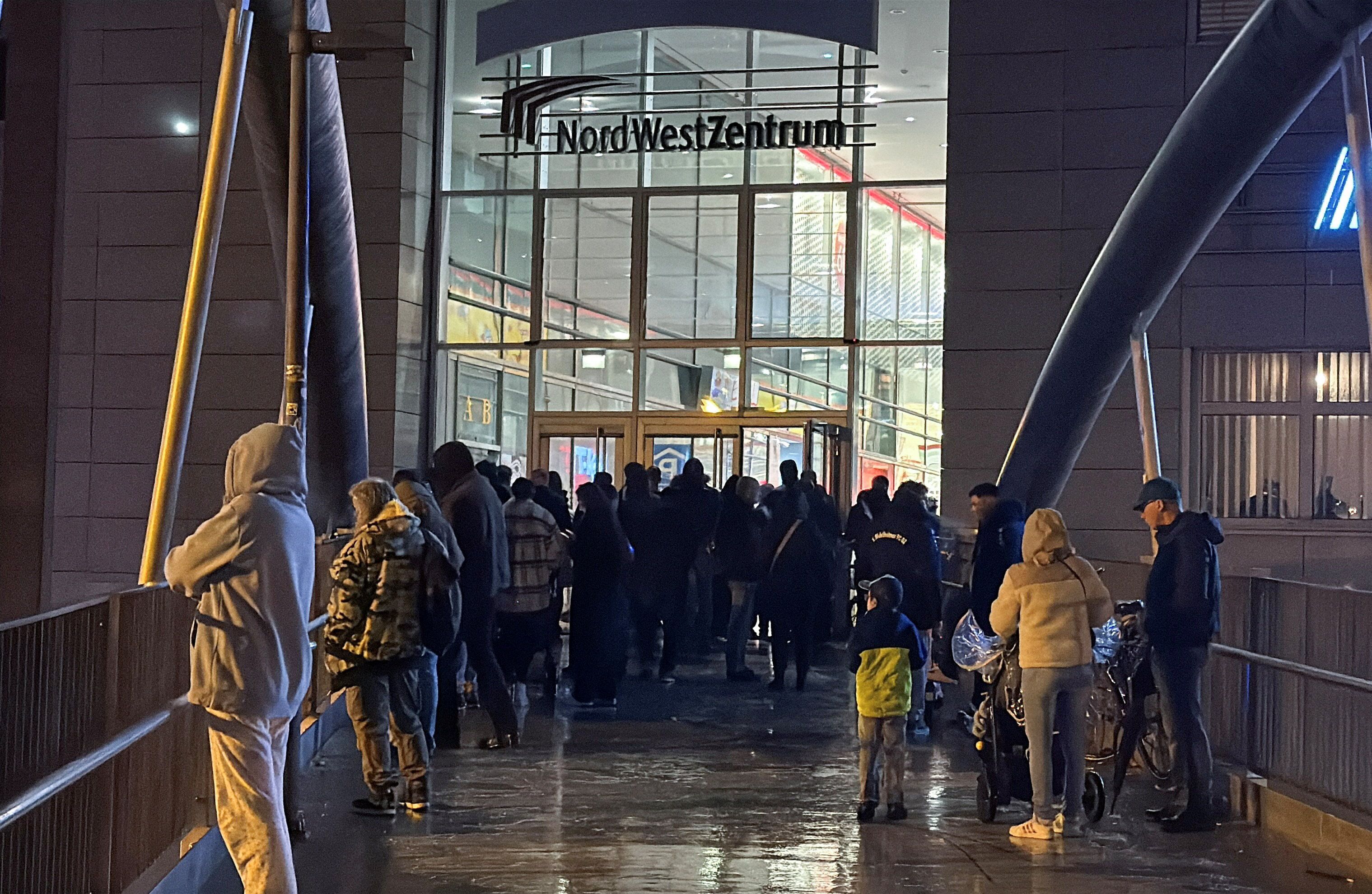 Panik und Massenflucht aus einem Einkaufszentrum, nachdem Knaller für Schüsse gehalten wurden.