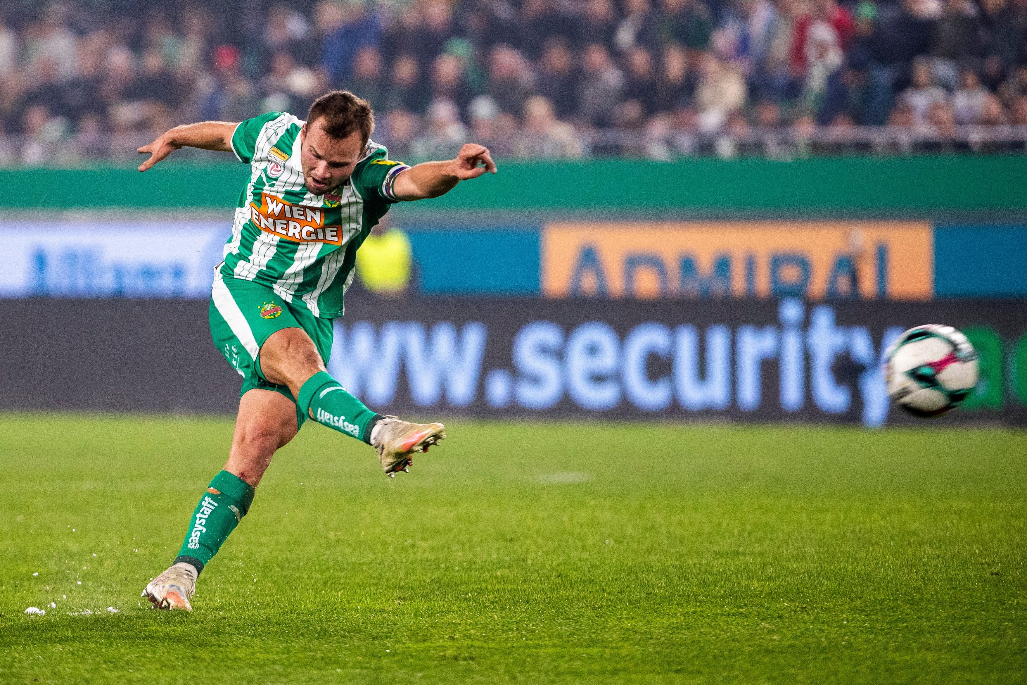 Matthias Seidl nagelt den Freistoß ins Kreuzeck