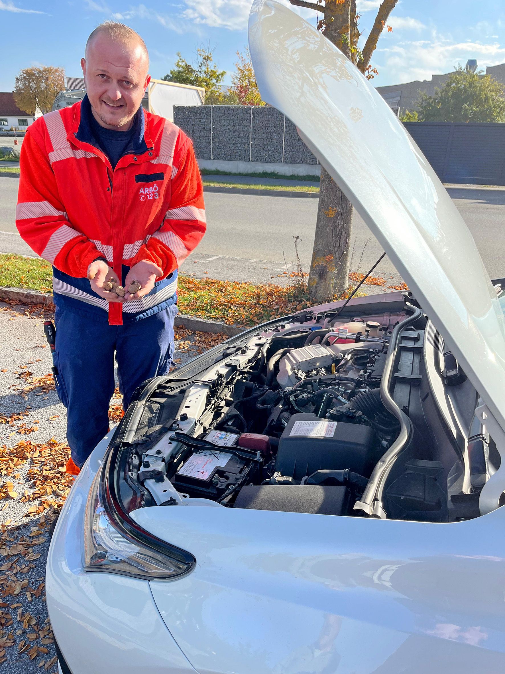 ARBÖ-Techniker mit den Nüssen und dem Pkw