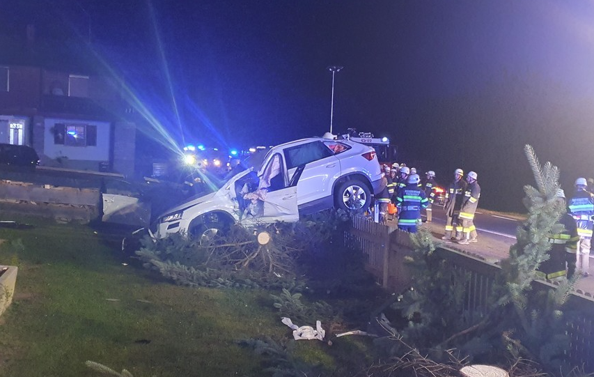 Der 48-jährige Lenker erlag trotz umfangreicher Wiederbelebungsmaßnahmen an der Unfallstelle seinen Verletzungen.