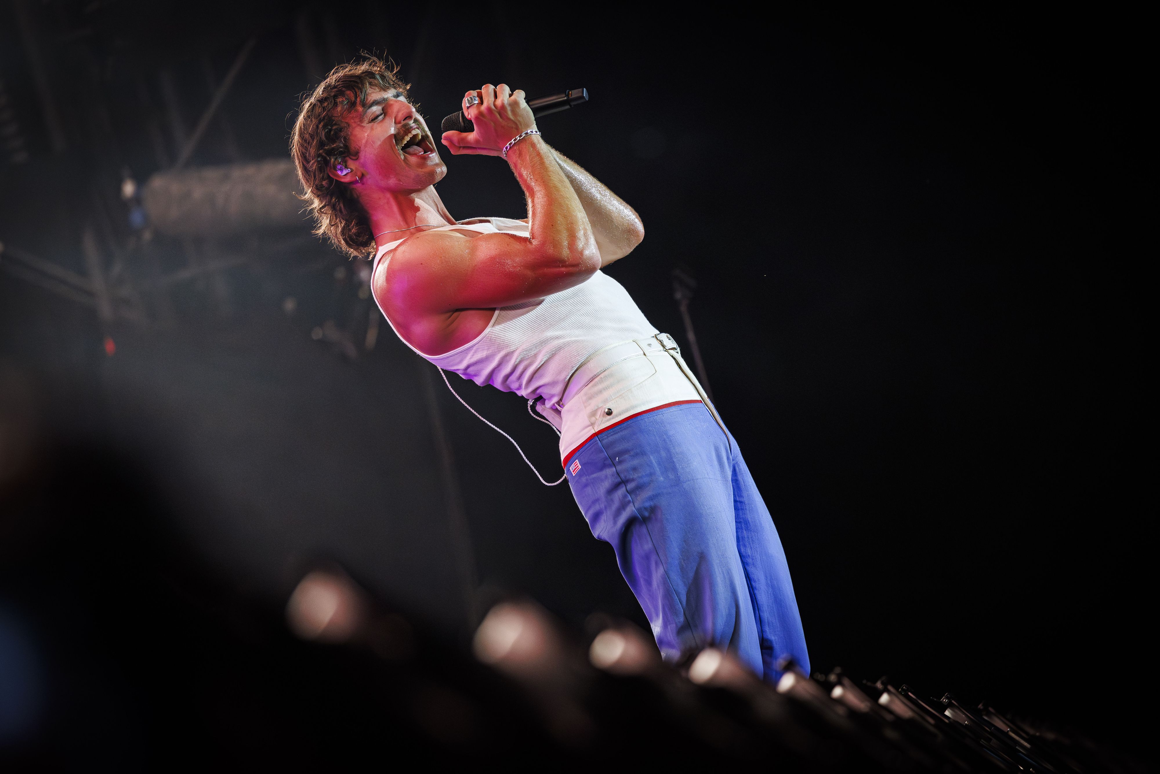 Benson Boone gibt bei seinen Konzerten alles!