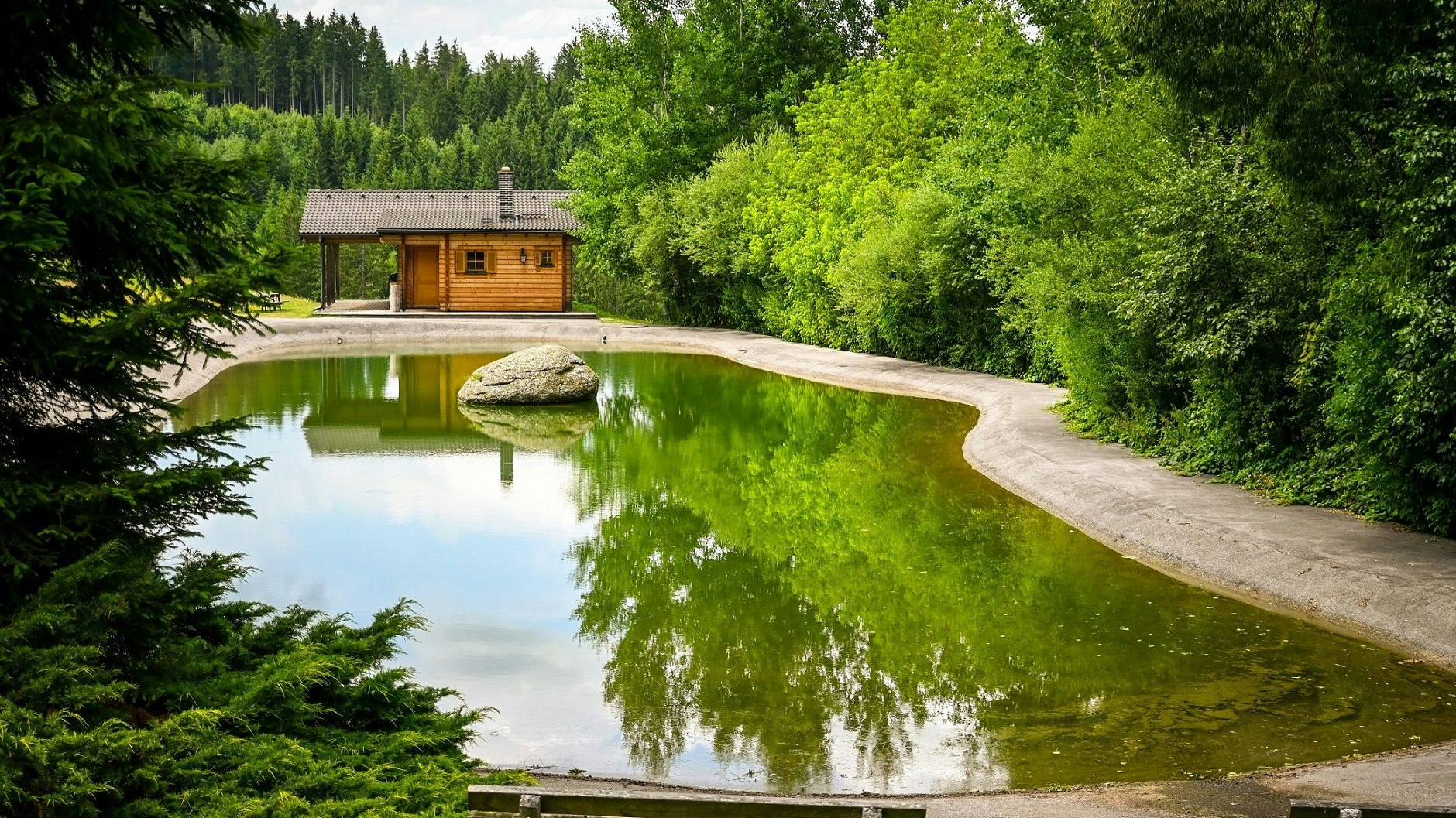 Ein magischer Ort: Die Almteichthütte am nahegelegenen Spiegelteich.