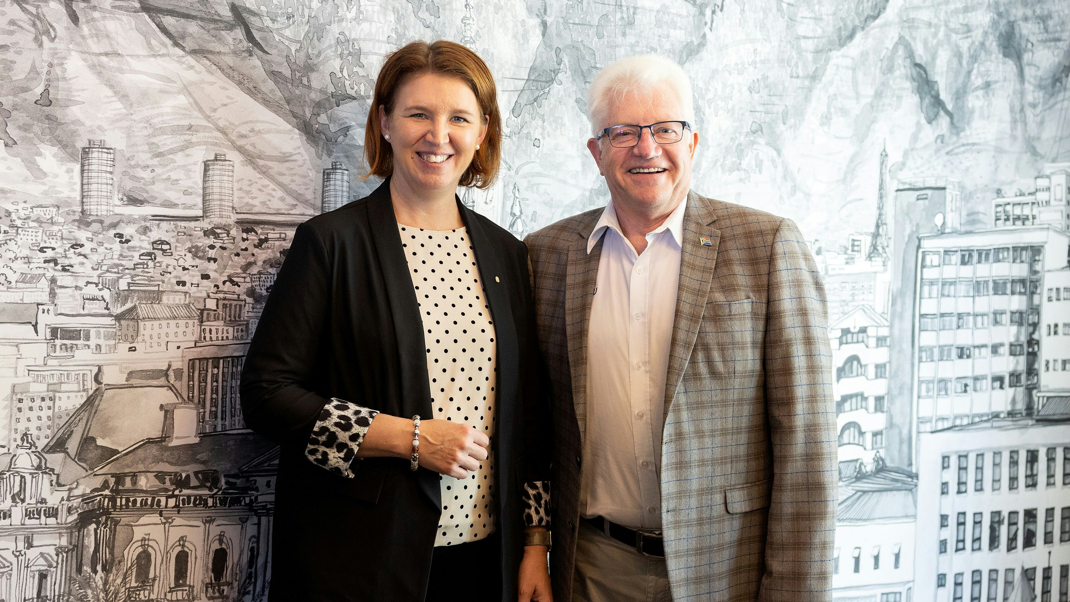 VP-Landesrätin Michaela Langer-Weninger tauschte sich in Südafrika unter anderem mit Westkaps Premierminister und RLS-Gastgeber Alan Winde aus.