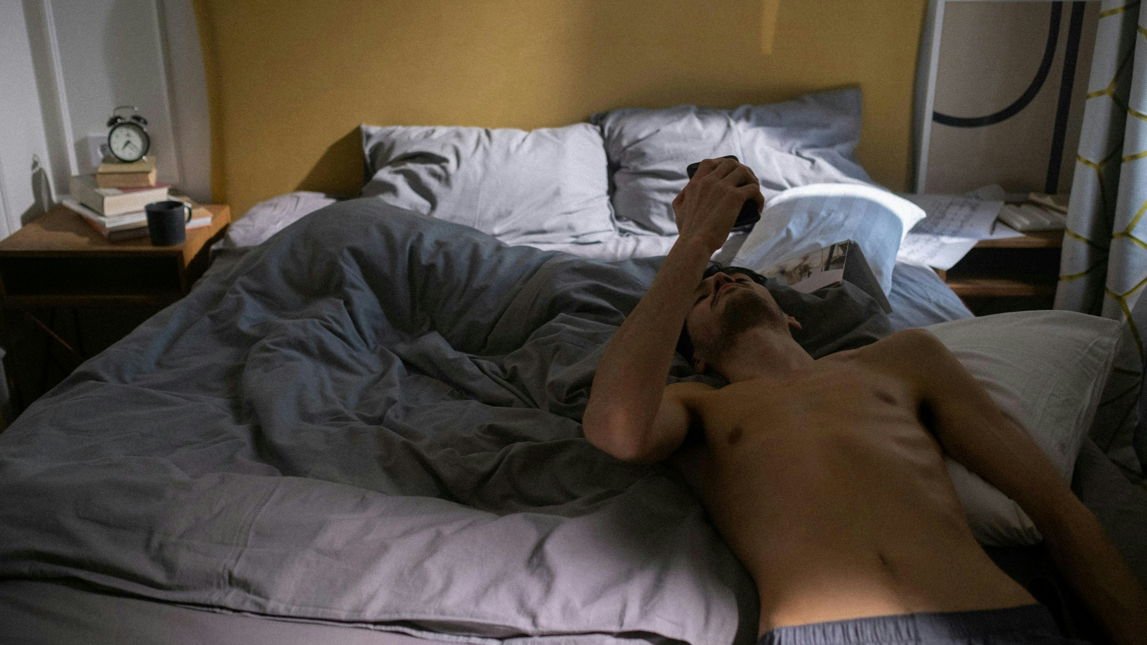 Ein verändertes Verhältnis zu Sexualität, geprägt von Social Media und Pornokonsum, kann unter anderem bei jungen Männern zu den Ursachen erektyler Dysfunktionen zählen.