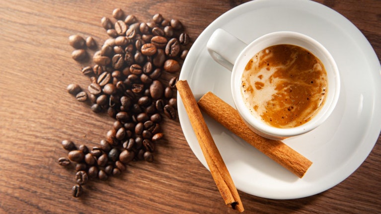 Die Preise für Bohnenkaffee schossen im vergangenen Jahr in die Höhe. Grund: Ernteausfälle, Klimawandel, die Trump-Zölle. Auf den Konsum hat das keine Auswirkungen, Kaffee wird weiter gern getrunken (nun aber öfter daheim). Monika Rosen ging auf Kaffeefahrt.