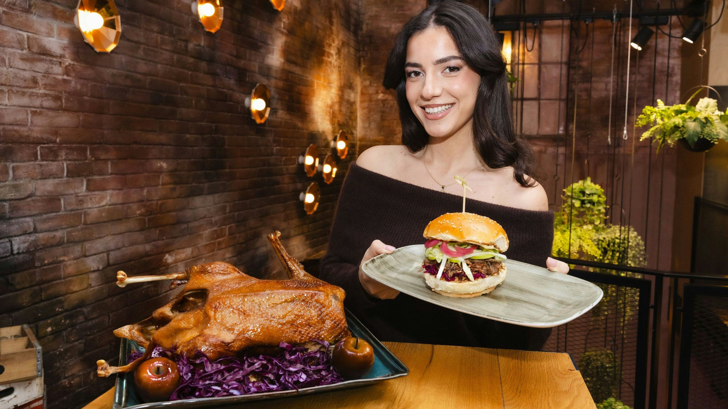 Heute.at - Dieser Burger lockt mit Gansl, Apfel und Rotkraut