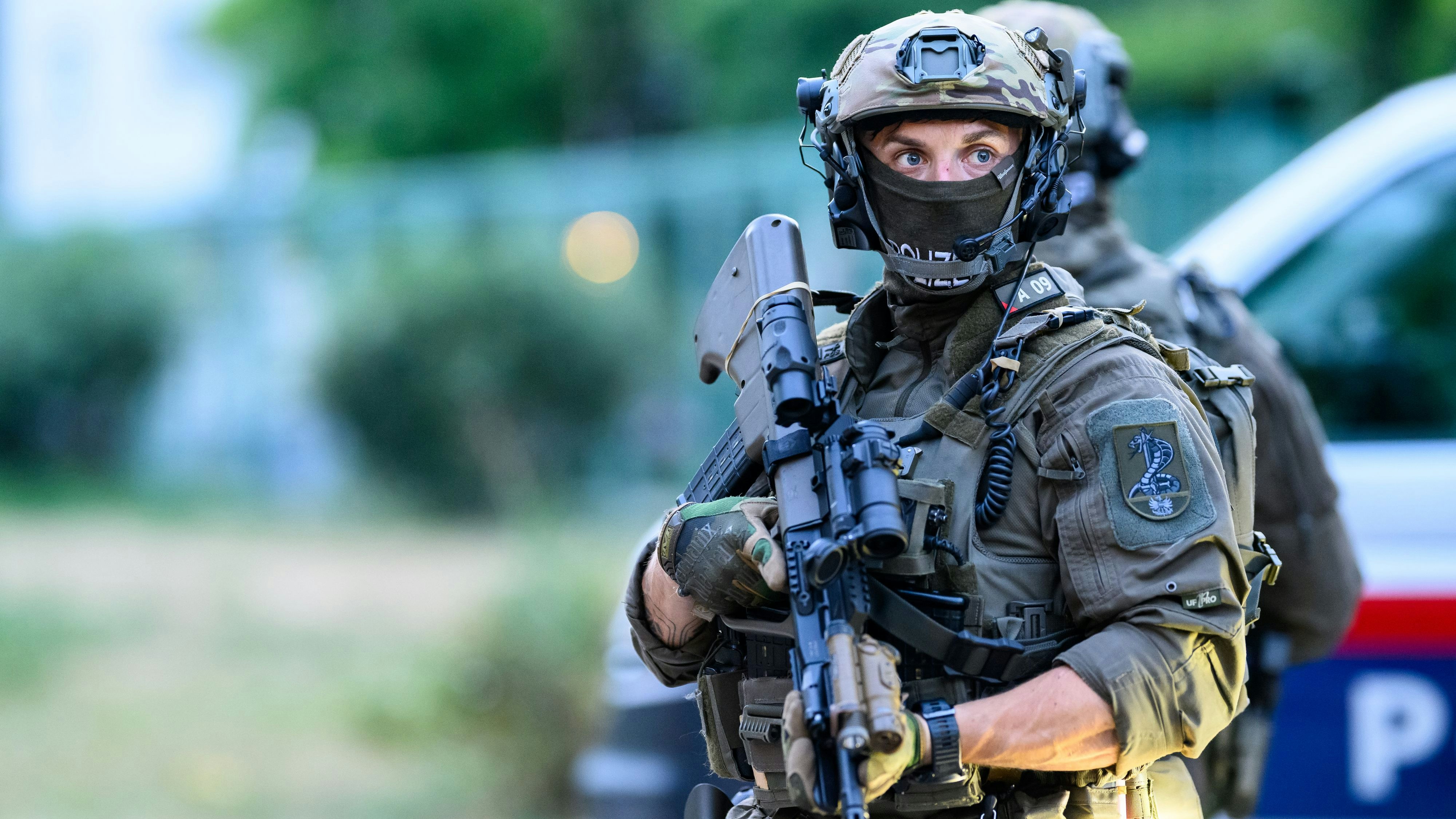 Heute.at - Geiseldrohung! Polizei zerrt Verdächtigen aus Zug