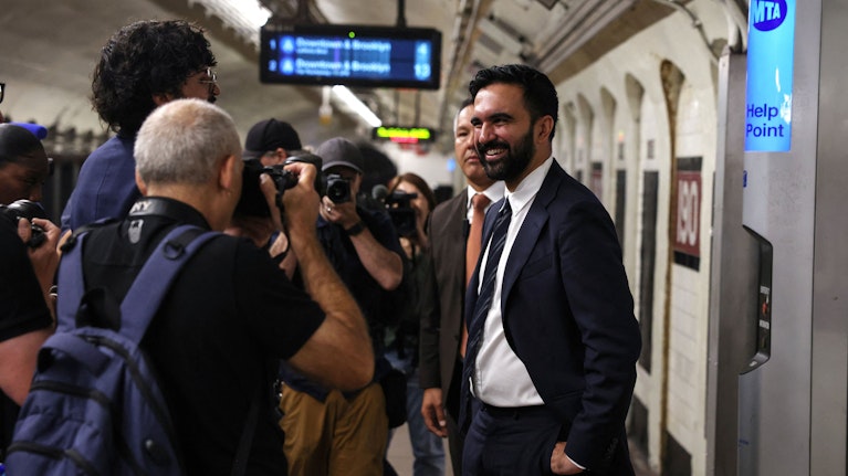 Am Dienstag wählte New York City einen neuen Bürgermeister. Wie erwartet gewann Zohran Mamdani. Der 34 Jahre junge Sozialist gilt als Zukunftshoffnung der Demokraten. Wer er ist, was er plant und warum er für Trump ein Geschenk ist.