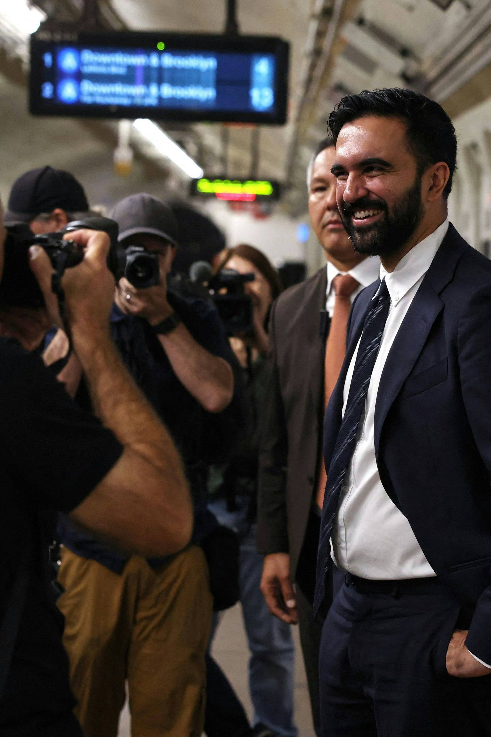 Kameras sind seine Freunde: Zohran Mamdani in der New Yorker U-Bahn bei einem Medientermin