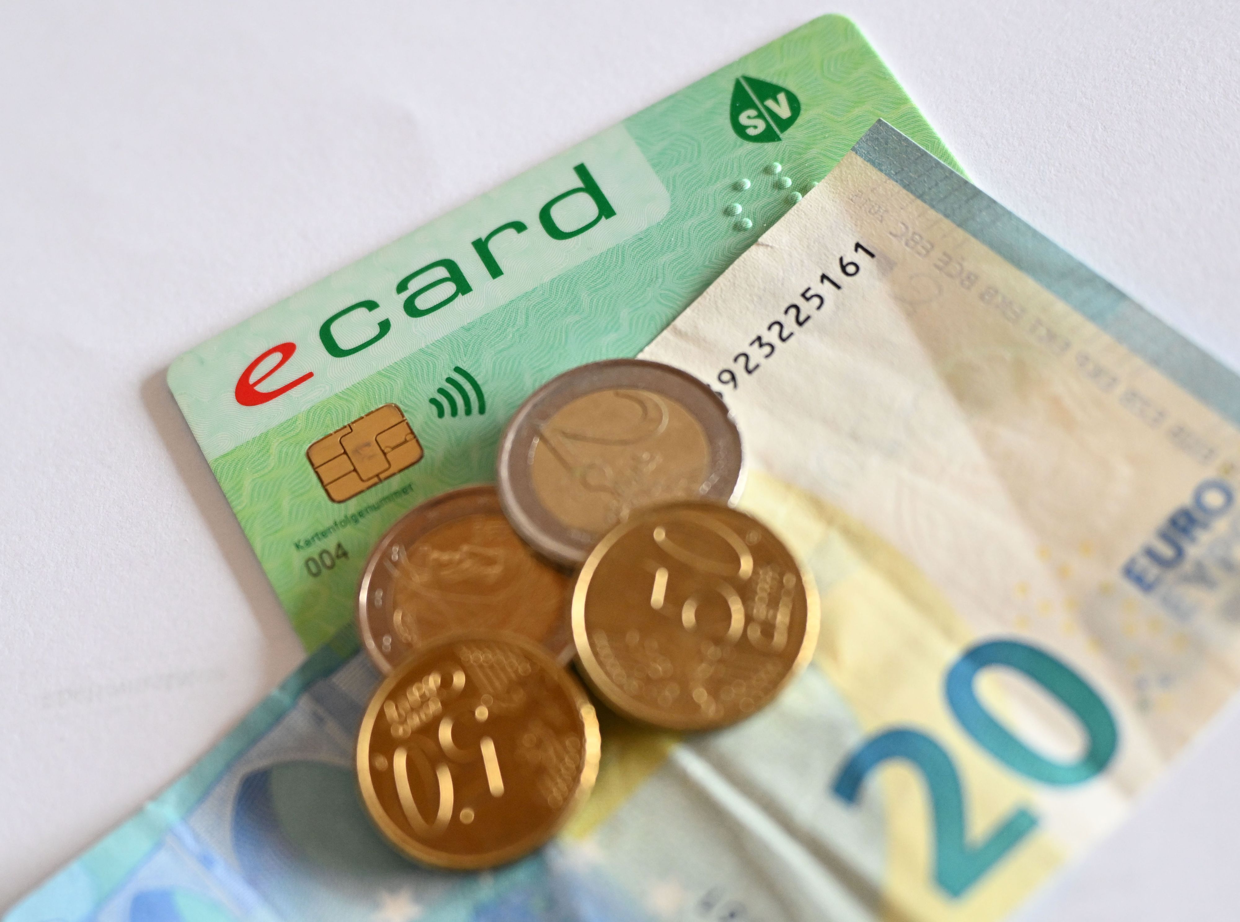 Die Gebühr für die E-Card steigt im November auf 25 Euro – bislang musste man 13,80 Euro zahlen.