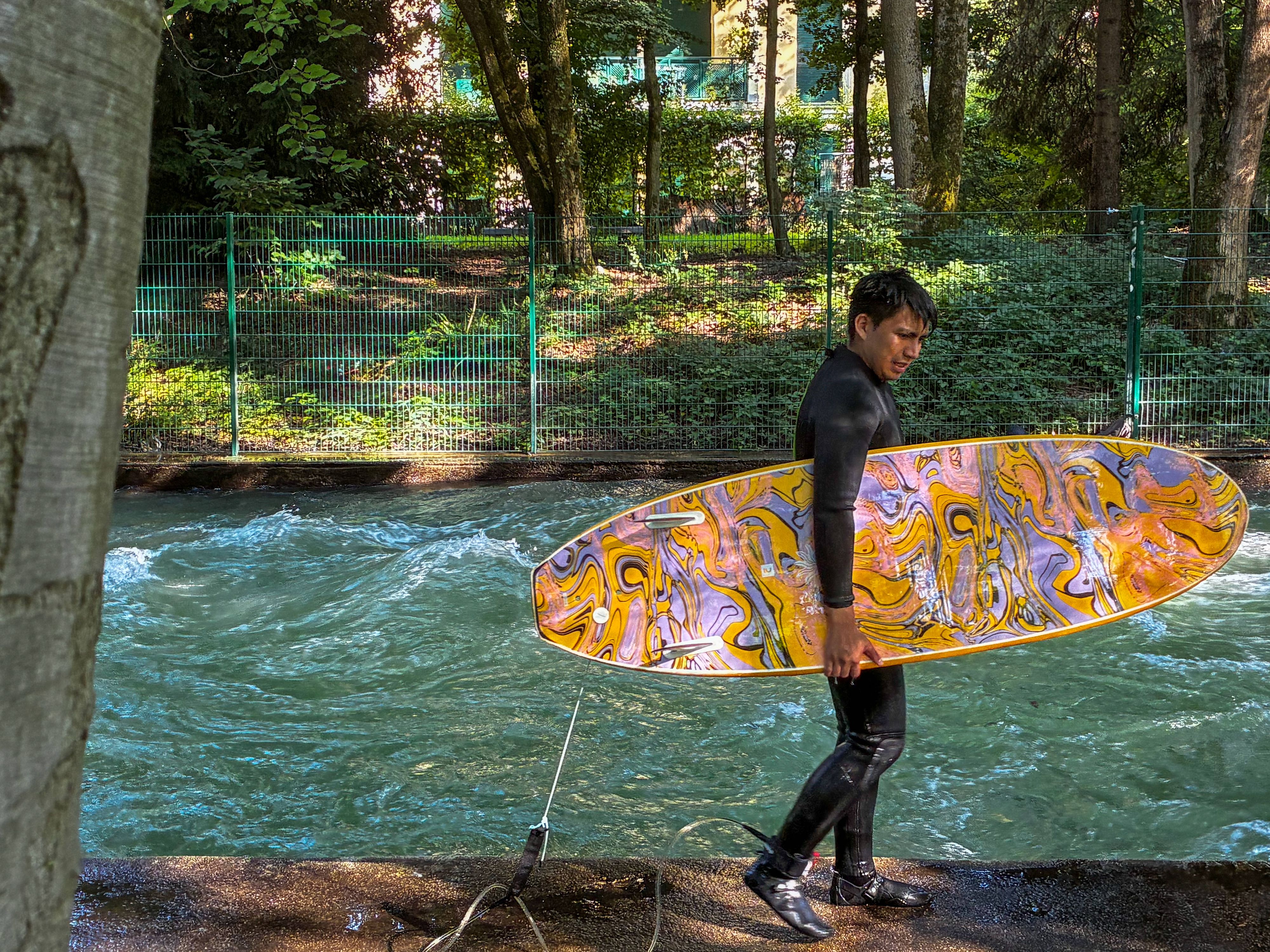 Die Eisbachwelle gilt als weltweit konstanteste, größte und beste Flusswelle mitten in einer Großstadt. Sie ist seit 40 Jahren besurfbar und ein Touristenmagnet.