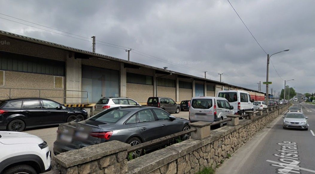 Am Bahnhof in Attnang-Puchheim muss man künftig fürs Parken zahlen. Es drohen 150 Euro Strafe.