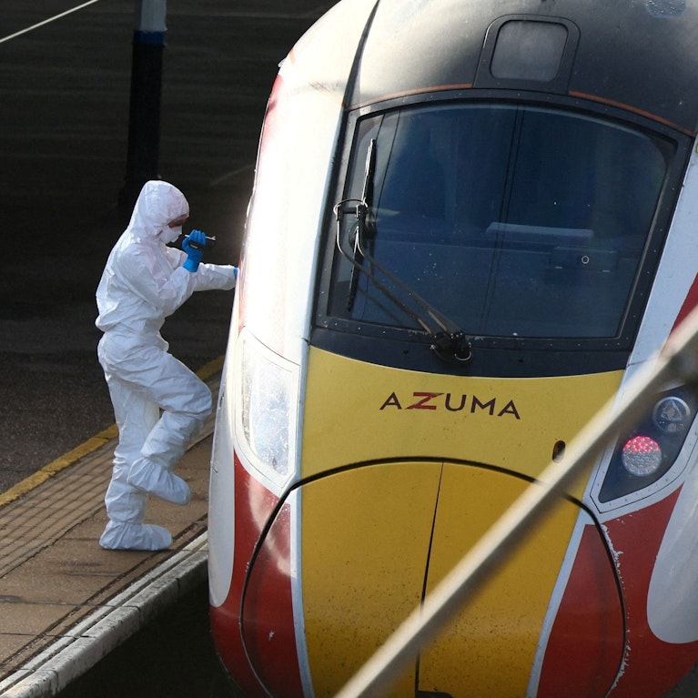 Samstag, 1. November, ein Hochgeschwindigkeitszug rast von York nach London. Plötzlich beginnt ein Mann wie verrückt auf Passagiere einzustechen. Es gibt mehrere Verletzte, einige davon lebensgefährlich, viele Spekulation, noch mehr Angst. Was man weiß, was nicht.